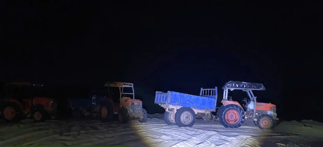 Cồn cát ở Huế bị đào bới tan hoang, công an mật phục bắt quả tang- Ảnh 7. Cồn cát ở Huế bị đào bới tan hoang, công an mật phục bắt quả tang- Ảnh 7.