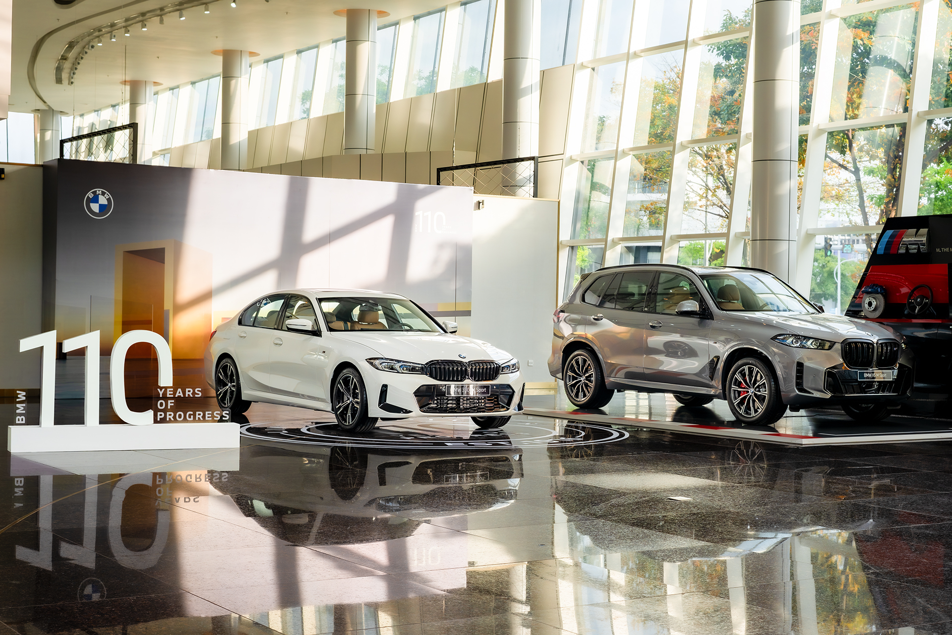 BMW 3 SERIES và BMW X5: Tôn vinh hành trình 110 năm bằng bộ phụ kiện đậm chất riêng - Ảnh 1.