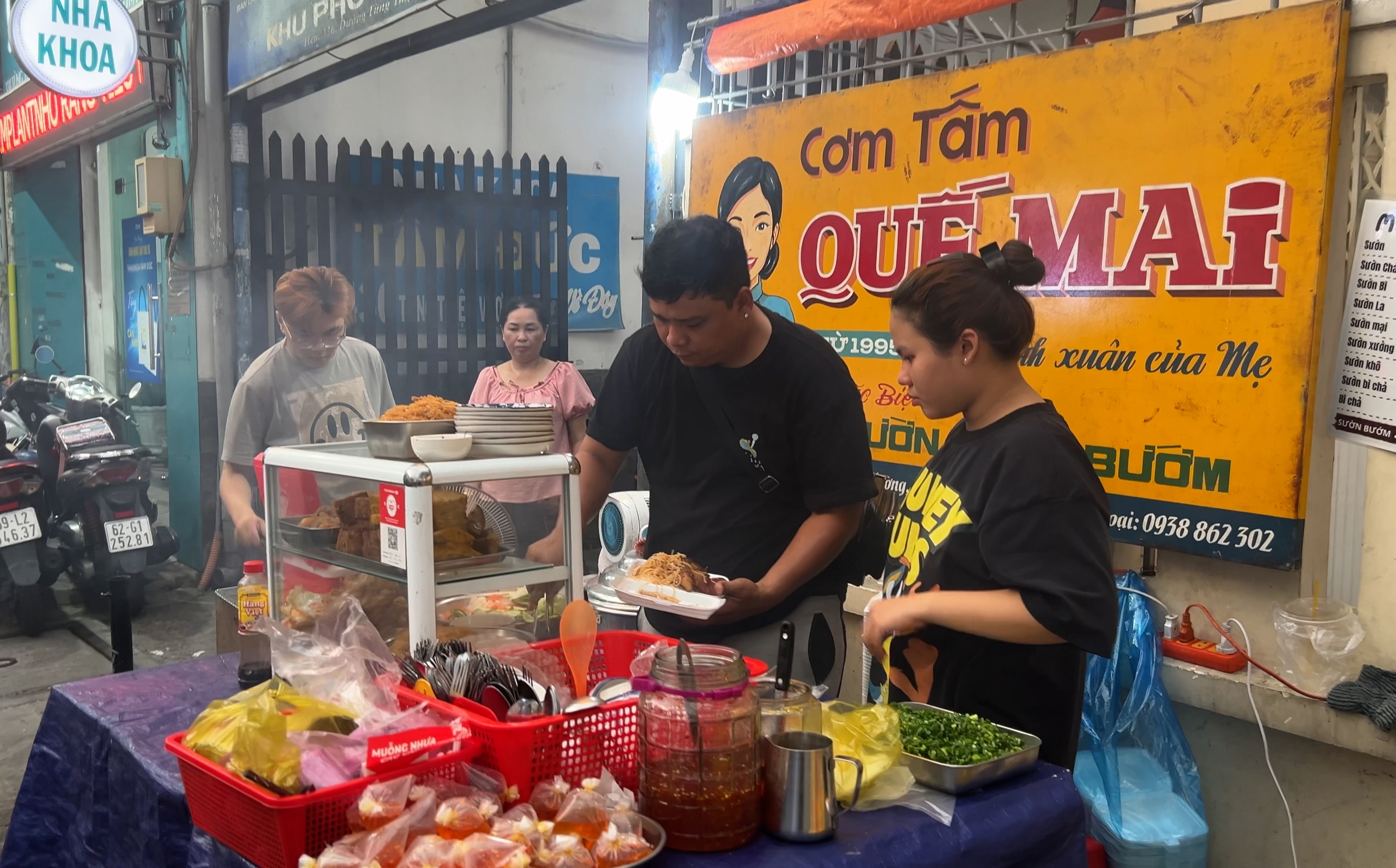 Bỏ ghế giám đốc Marketing, về Sài Gòn giữ món ‘sườn cánh bướm’ của mẹ - Ảnh 1.