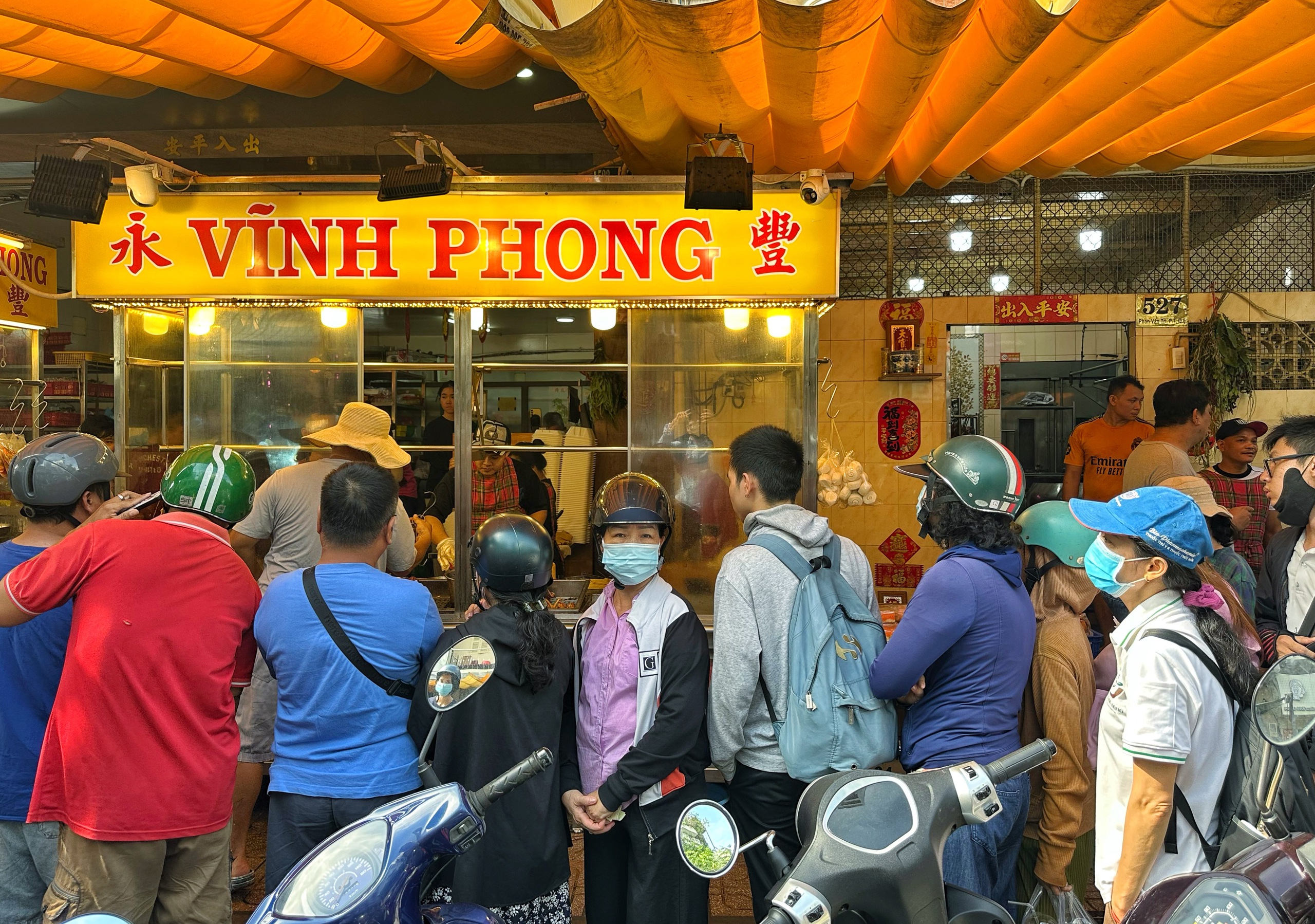 Tết Đoan Ngọ: Đông nghẹt người xếp hàng mua vịt quay ở TP.HCM, chờ tới 2 tiếng - Ảnh 3.
