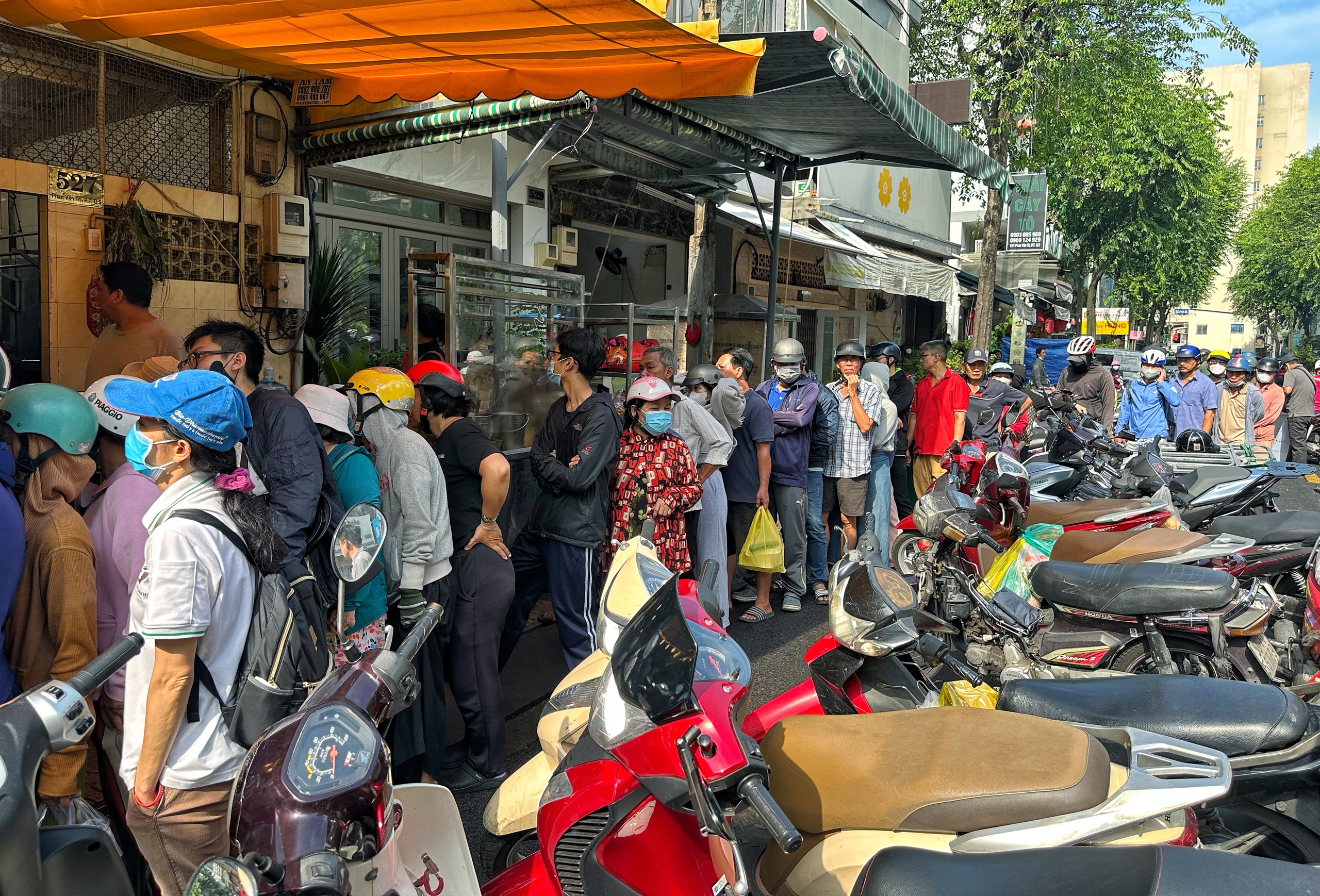Tết Đoan Ngọ: Đông nghẹt người xếp hàng mua vịt quay ở TP.HCM, chờ tới 2 tiếng - Ảnh 2.
