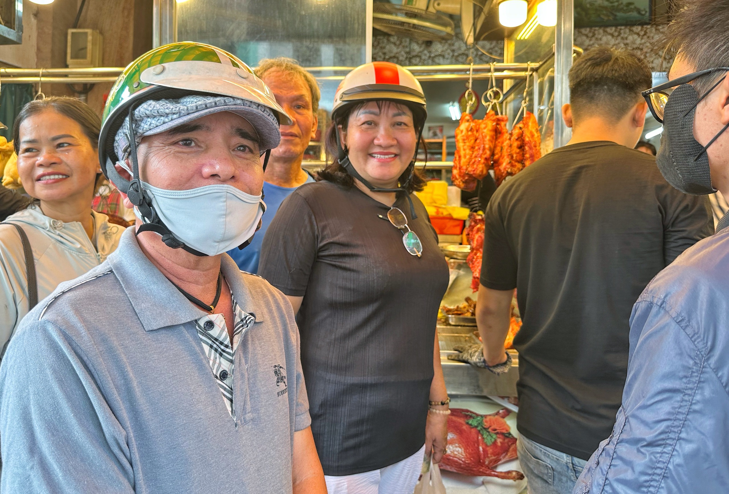 Tết Đoan Ngọ: Đông nghẹt người xếp hàng mua vịt quay ở TP.HCM, chờ tới 2 tiếng - Ảnh 4.
