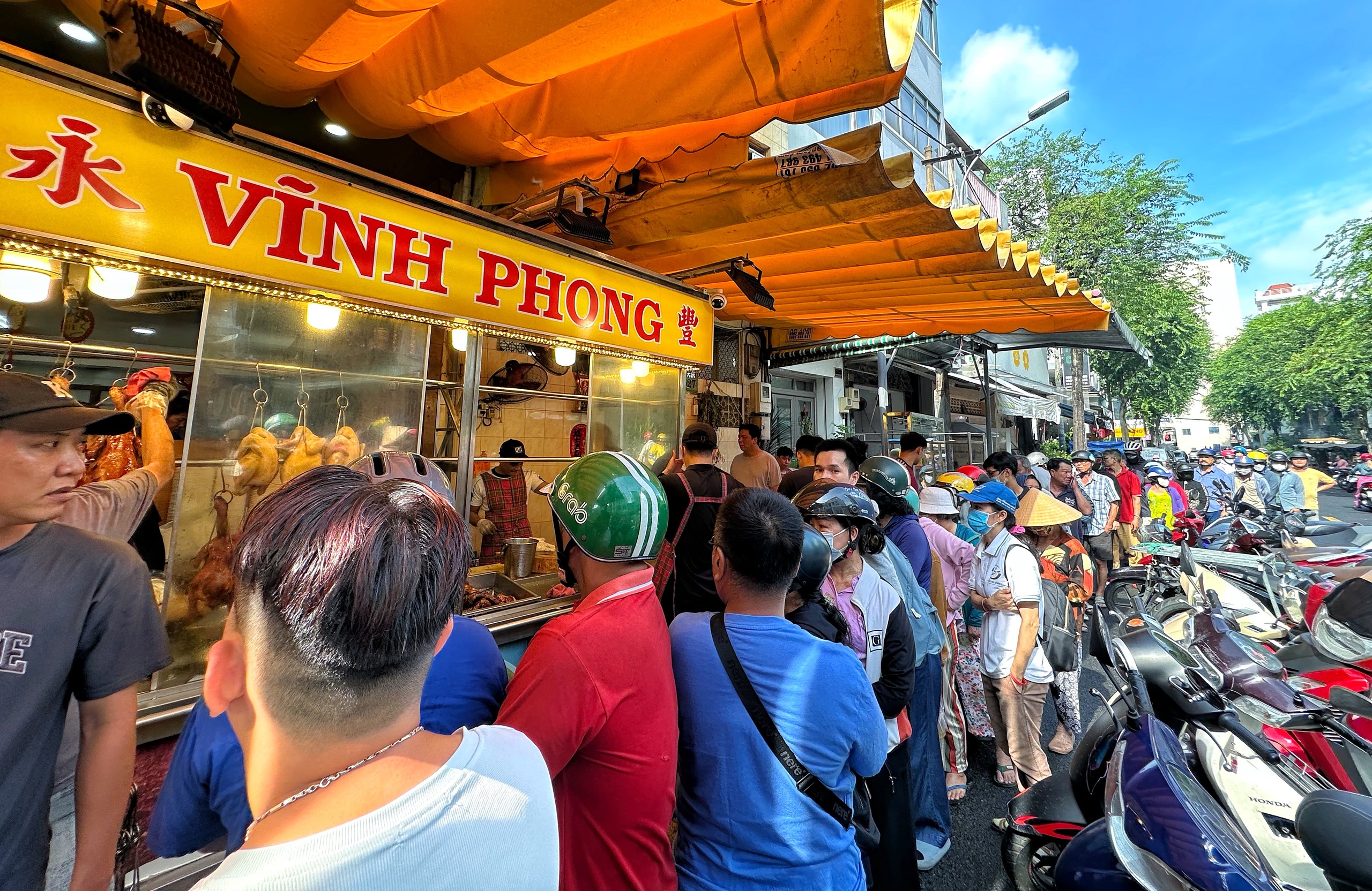 Tết Đoan Ngọ: Đông nghẹt người xếp hàng mua vịt quay ở TP.HCM, chờ tới 2 tiếng - Ảnh 1.