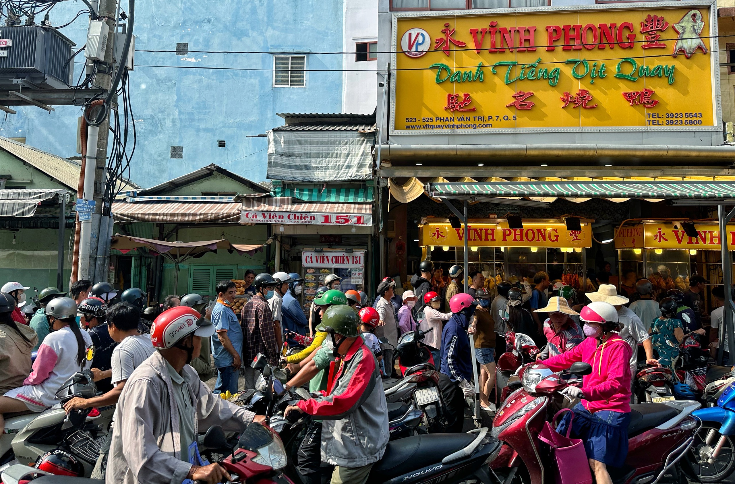 Tết Đoan Ngọ: Đông nghẹt người xếp hàng mua vịt quay ở TP.HCM, chờ tới 2 tiếng - Ảnh 7.
