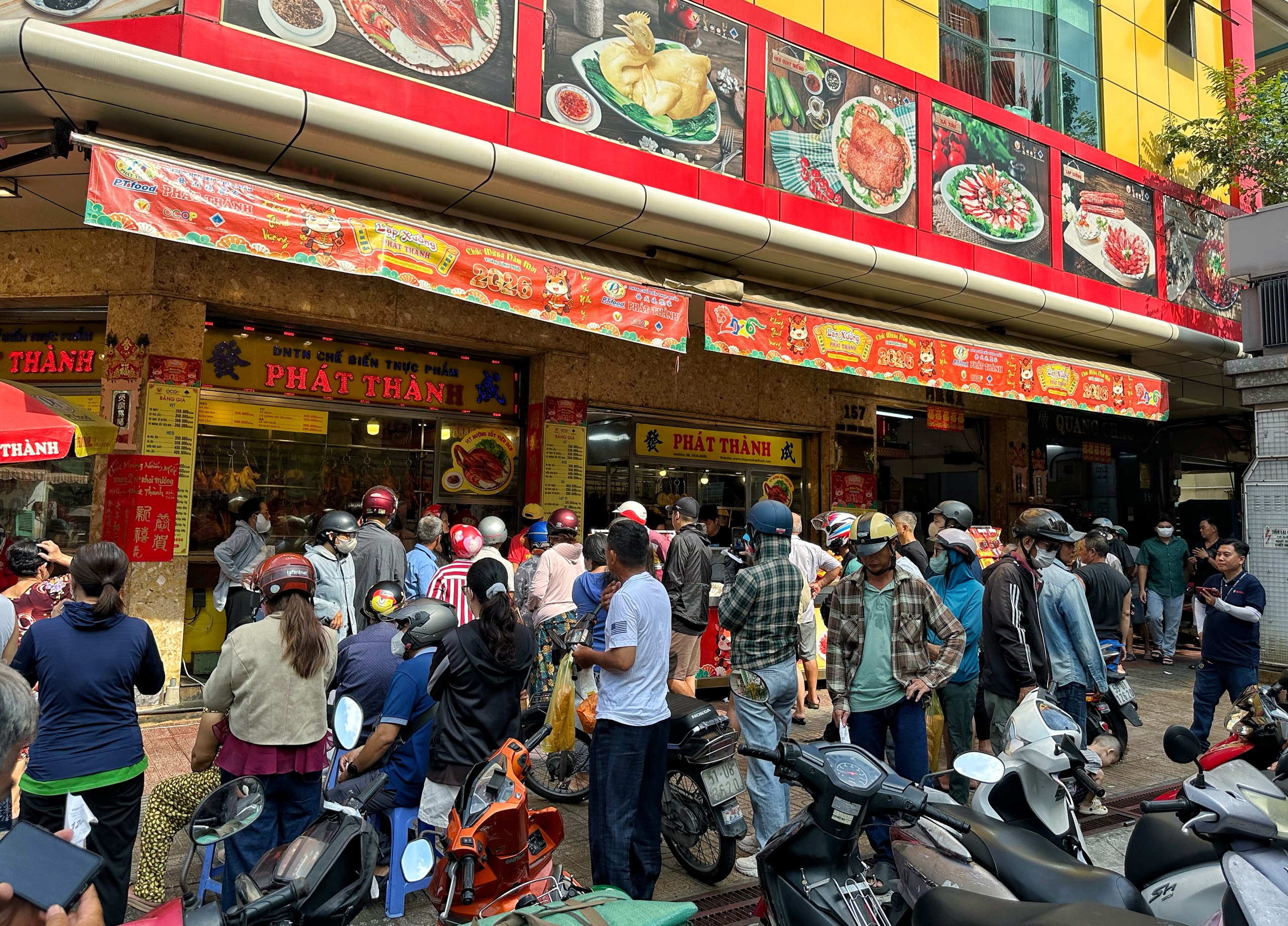 Tết Đoan Ngọ: Đông nghẹt người xếp hàng mua vịt quay ở TP.HCM, chờ tới 2 tiếng - Ảnh 9.
