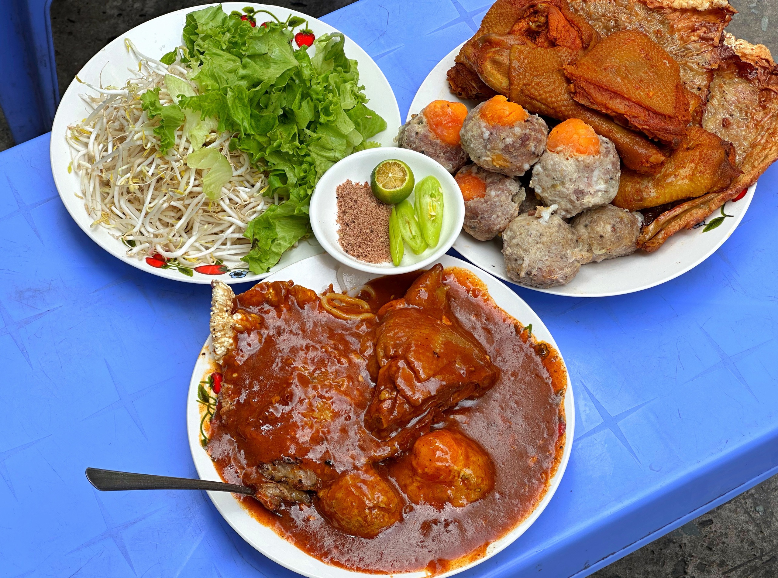 Quán bánh tầm cay đặc sản Cà Mau bình dân ngay tại TP.HCM: Mở 24/7 trong hẻm - Ảnh 3.