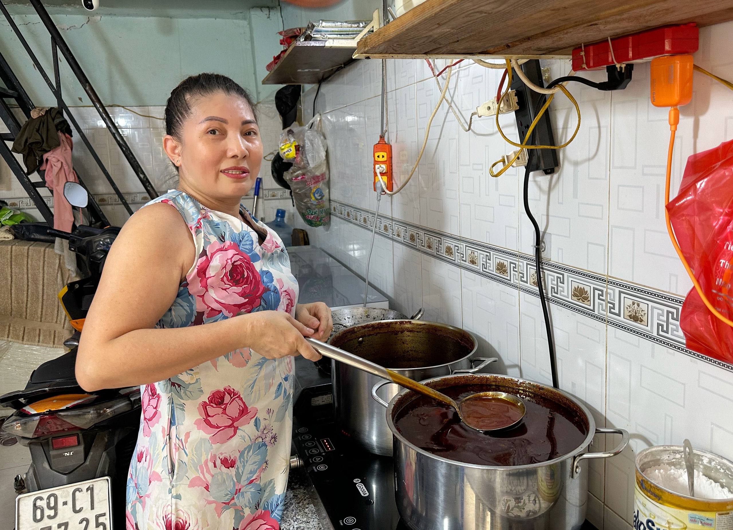 Quán bánh tầm cay đặc sản Cà Mau bình dân ngay tại TP.HCM: Mở 24/7 trong hẻm - Ảnh 2.