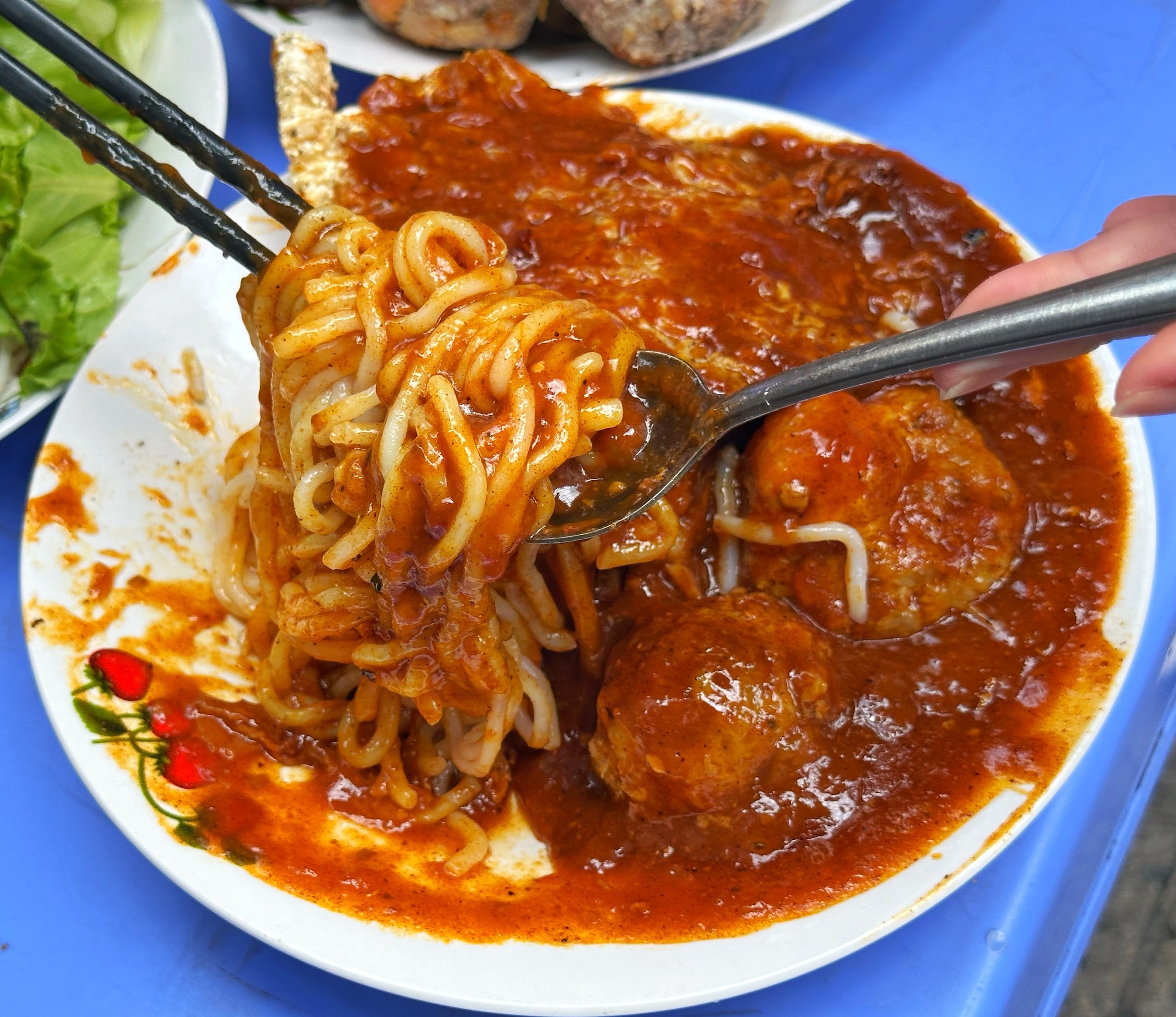 Quán bánh tầm cay đặc sản Cà Mau bình dân ngay tại TP.HCM: Mở 24/7 trong hẻm - Ảnh 1.