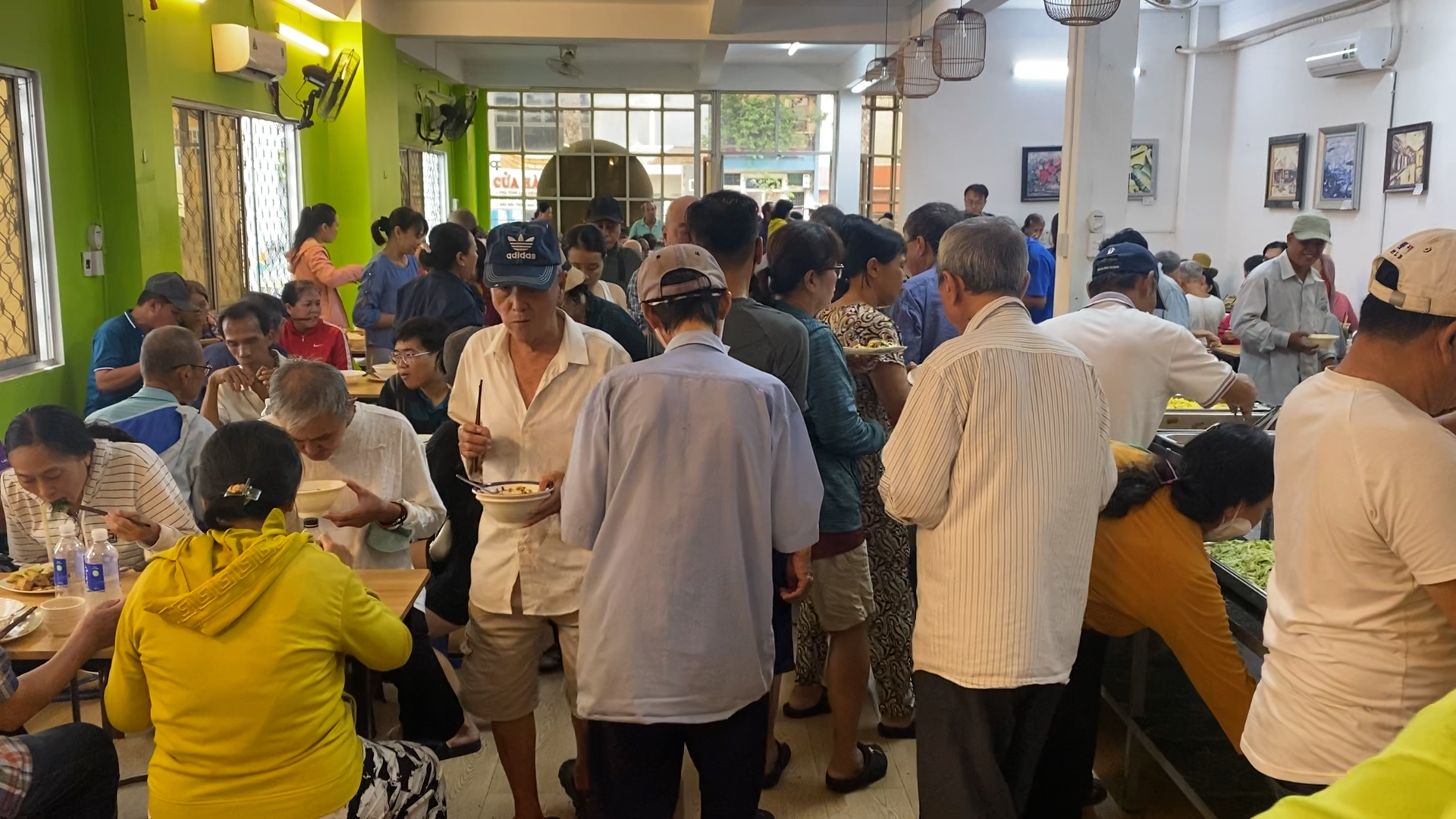 Quán buffet 'bán' sự tôn trọng: Nơi thực khách dùng bữa mà không lo mặc cảm - Ảnh 1.