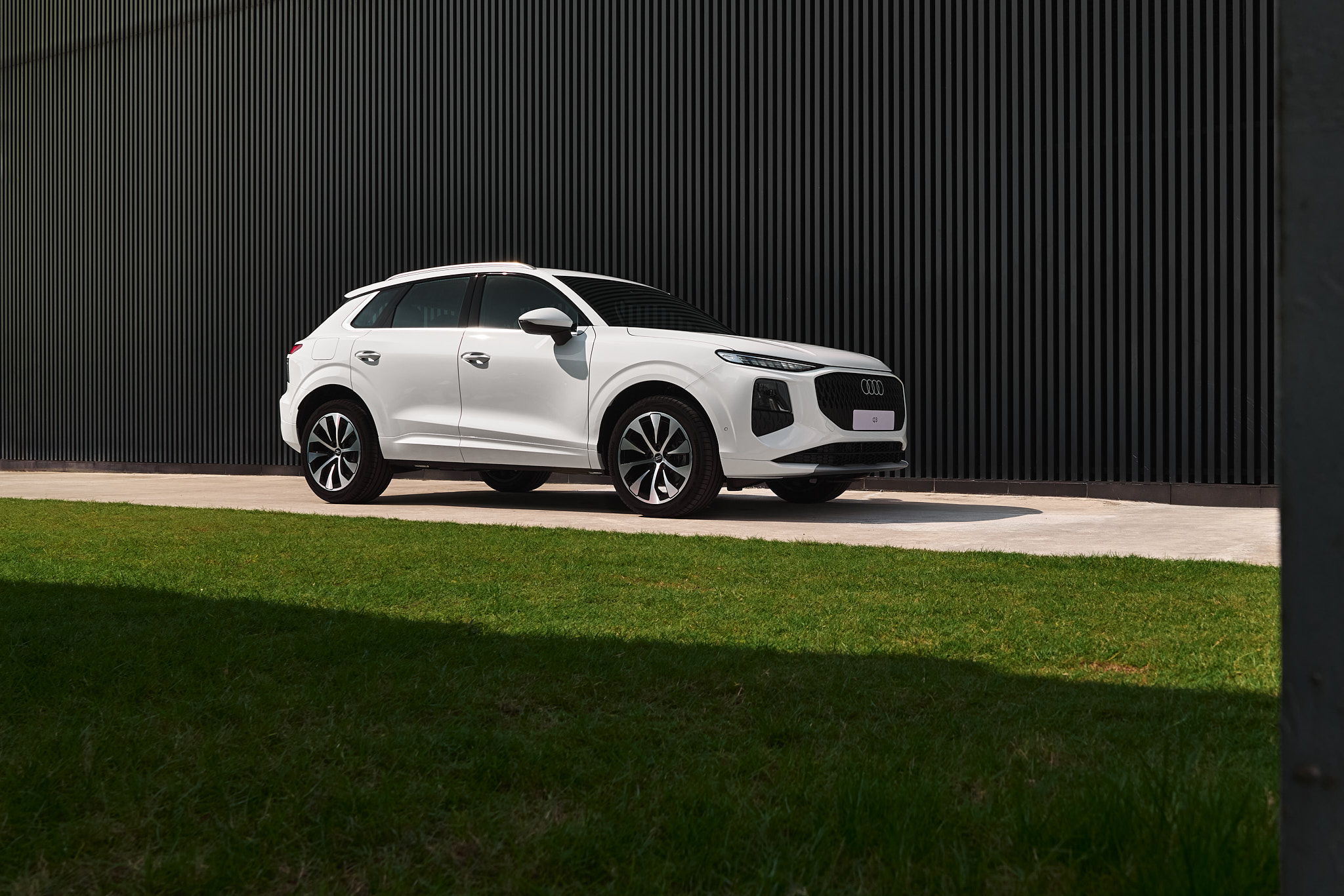 Audi Việt Nam trình làng SUV hạng sang cỡ nhỏ, quyết 'đấu' BMW X1 - Ảnh 1. Audi Việt Nam trình làng SUV hạng sang cỡ nhỏ, quyết 'đấu' BMW X1 - Ảnh 1.
