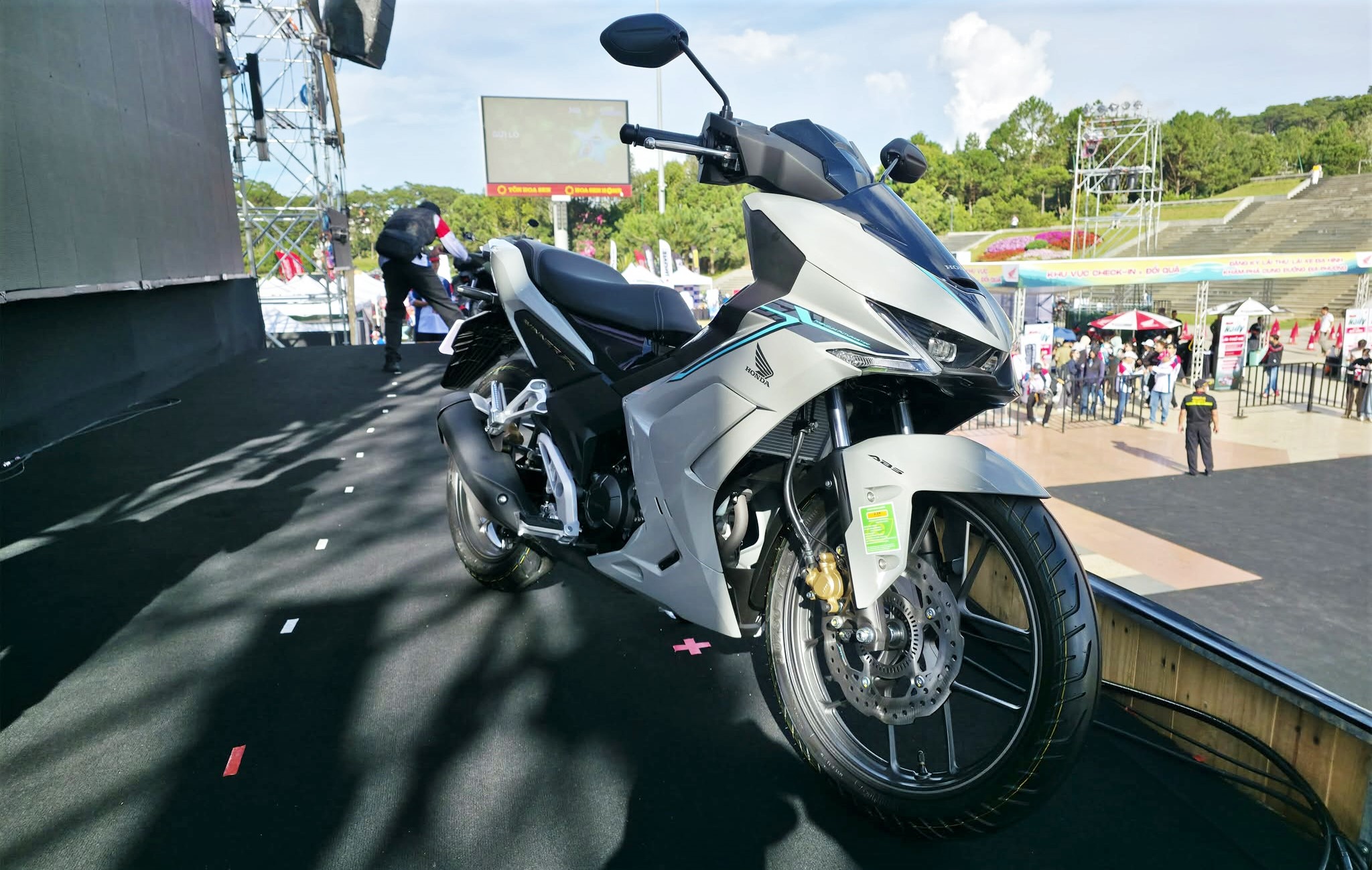 Suzuki Satria mới sắp trình làng khách Việt, tăng sức ép lên Yamaha Exciter và Honda Winner - Ảnh 3.