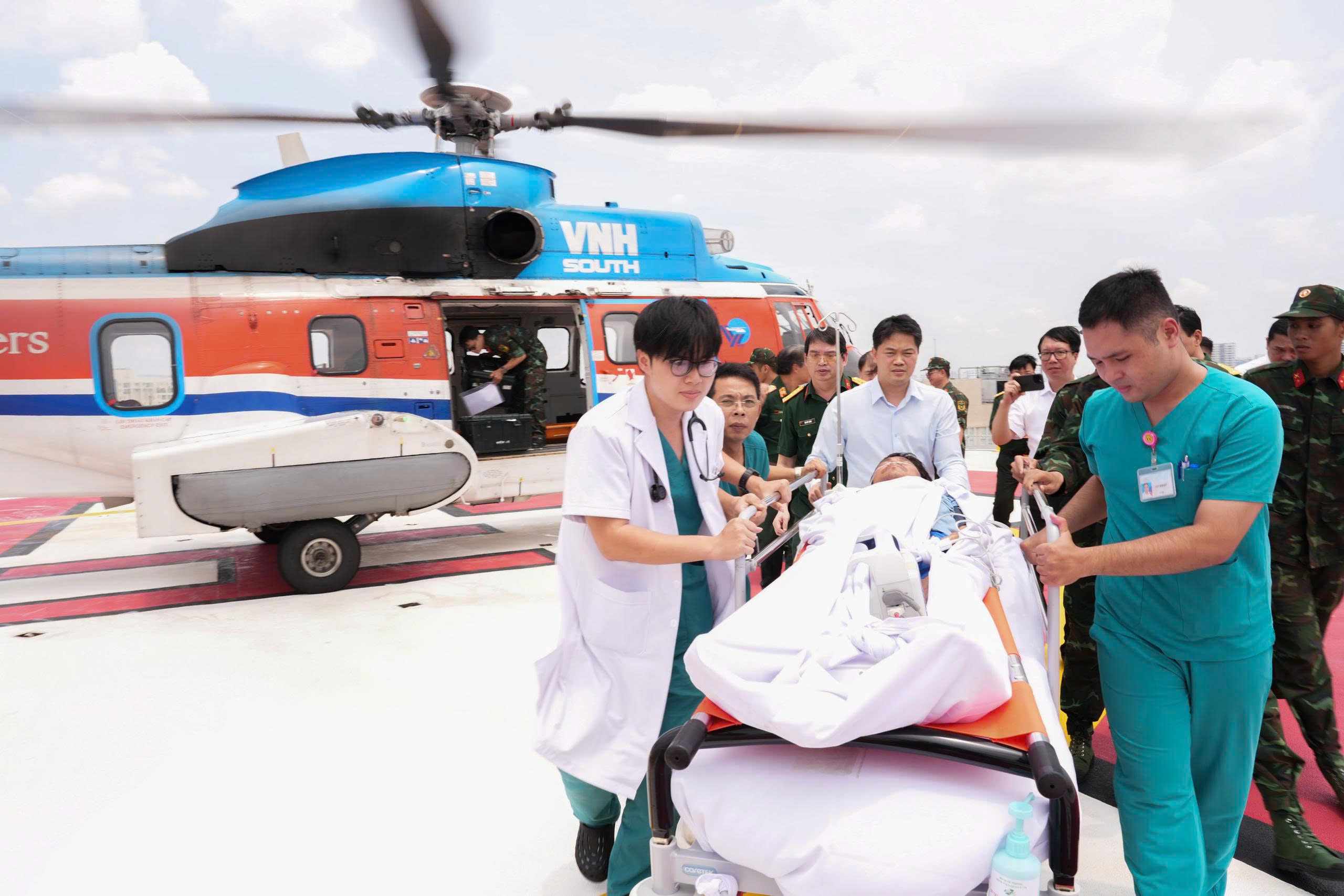 Trực thăng đưa bệnh nhân nguy kịch từ Nhà giàn DK1 về đất liền cấp cứu- Ảnh 1. Trực thăng đưa bệnh nhân nguy kịch từ Nhà giàn DK1 về đất liền cấp cứu- Ảnh 1.