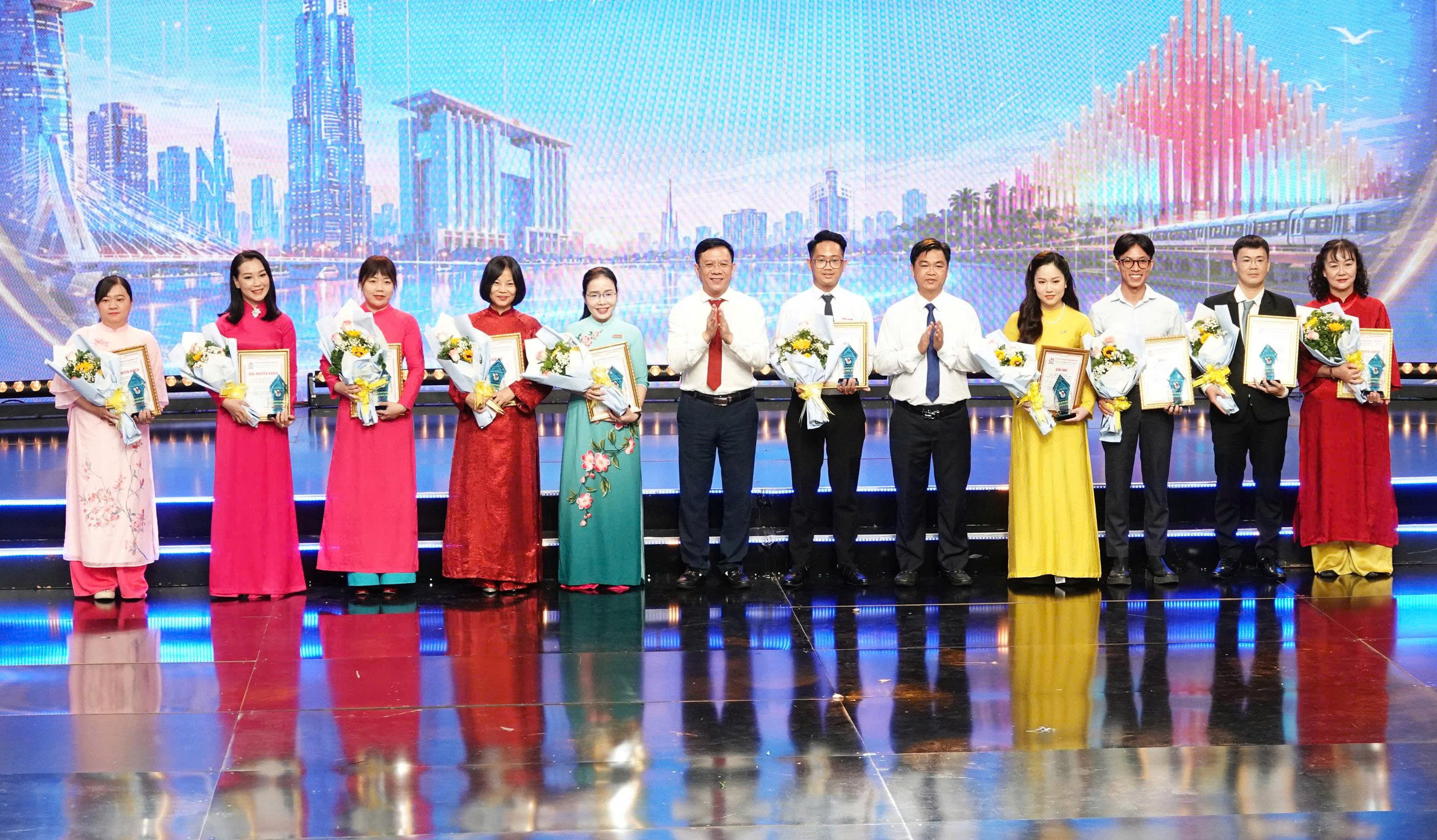 Trao Giải Báo chí TP.HCM lần thứ 44, tôn vinh những tác phẩm xuất sắc- Ảnh 4. Trao Giải Báo chí TP.HCM lần thứ 44, tôn vinh những tác phẩm xuất sắc- Ảnh 4.