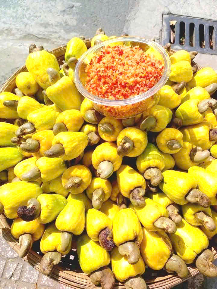 Cụ bà và phụ huynh đội nắng tìm mua trái cây tuổi thơ cùng con cháu - Ảnh 5.