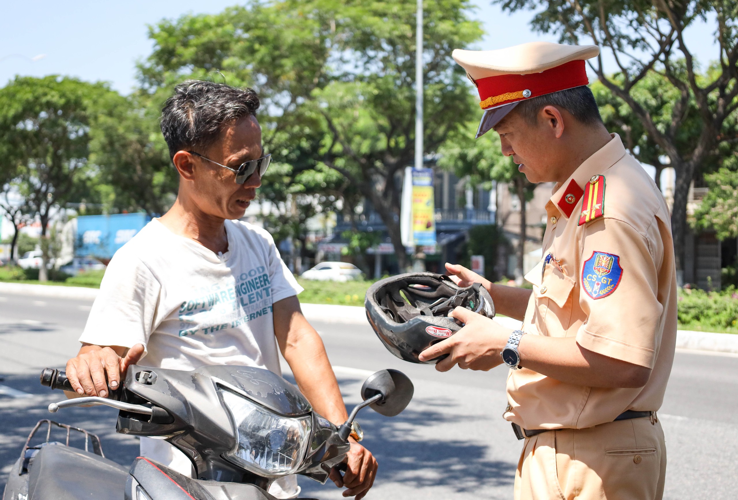 Tưởng bị phạt, người dân Đà Nẵng bất ngờ khi CSGT tặng mũ bảo hiểm - Ảnh 3.
