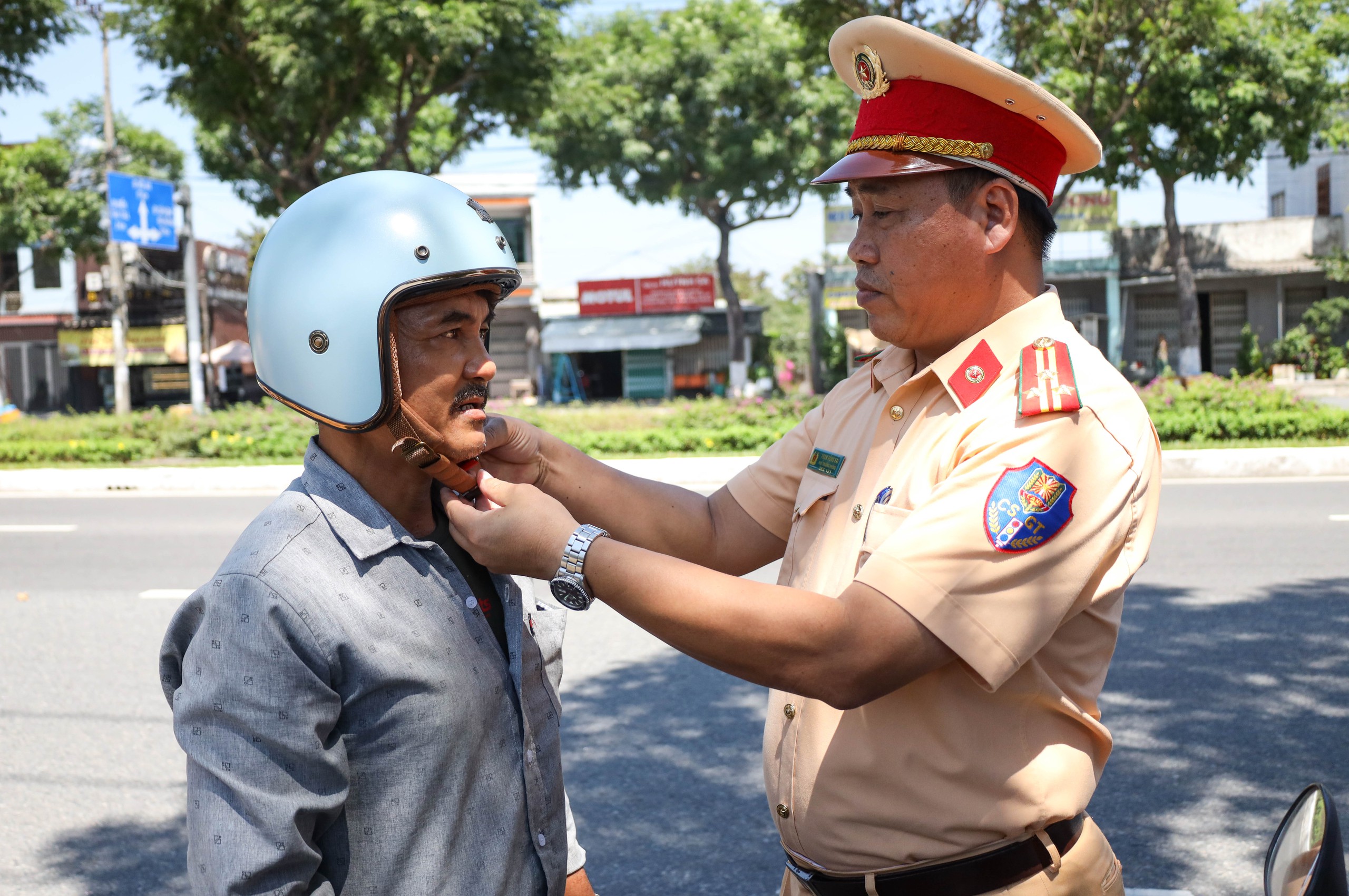 Tưởng bị phạt, người dân Đà Nẵng bất ngờ khi CSGT tặng mũ bảo hiểm - Ảnh 5.