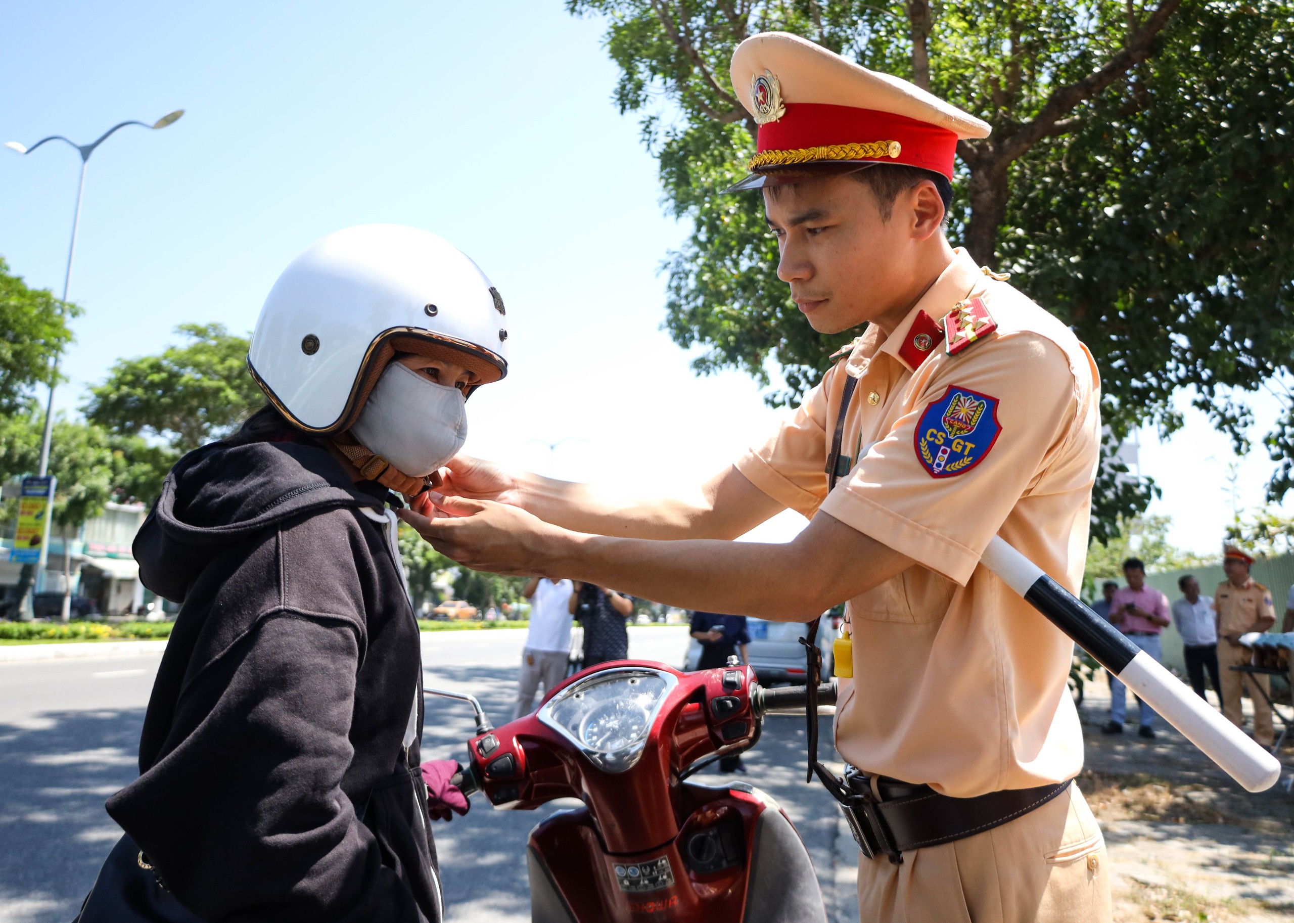 Tưởng bị phạt, người dân Đà Nẵng bất ngờ khi CSGT tặng mũ bảo hiểm - Ảnh 7.