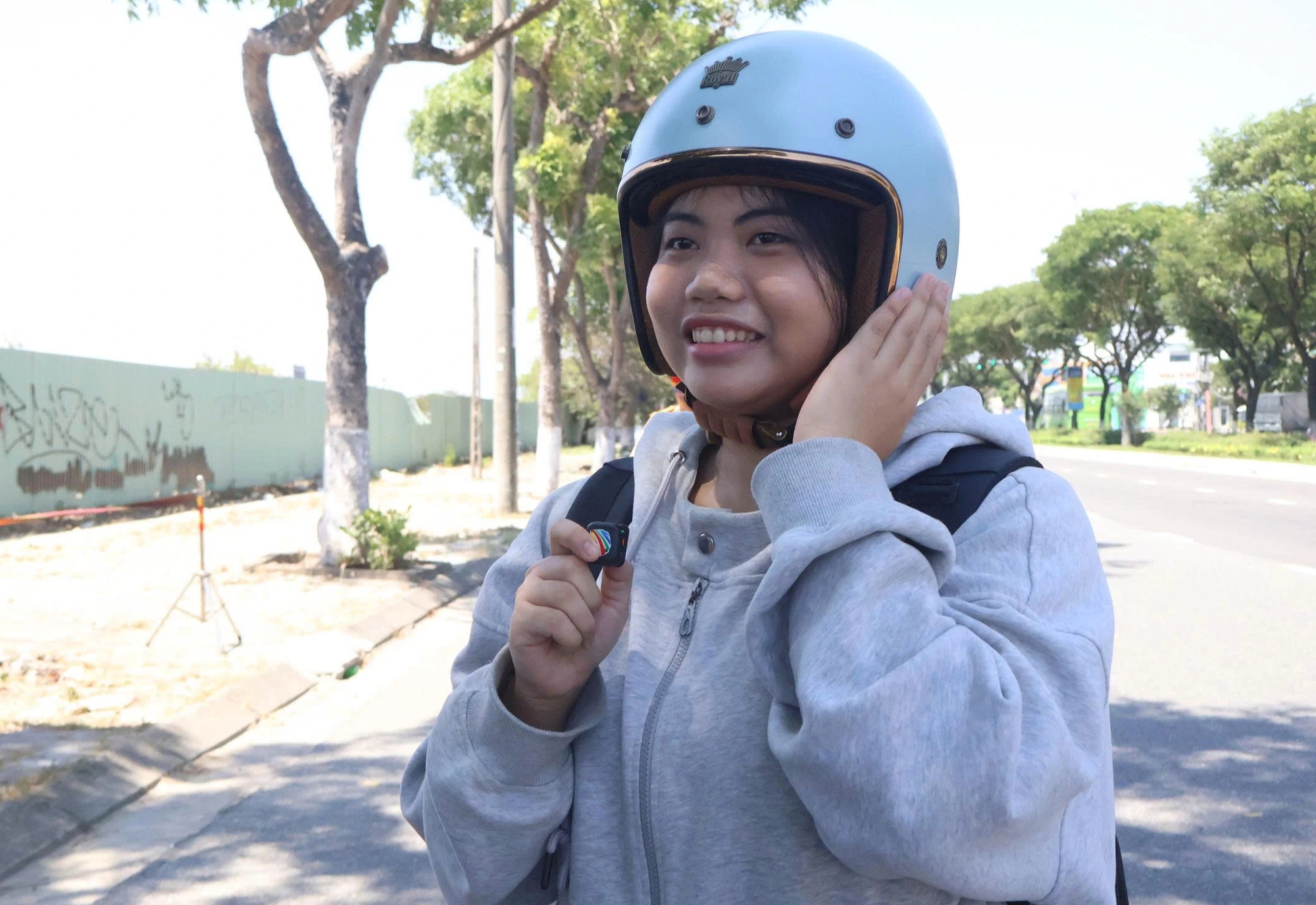 Tưởng bị phạt, người dân Đà Nẵng bất ngờ khi CSGT tặng mũ bảo hiểm - Ảnh 4.