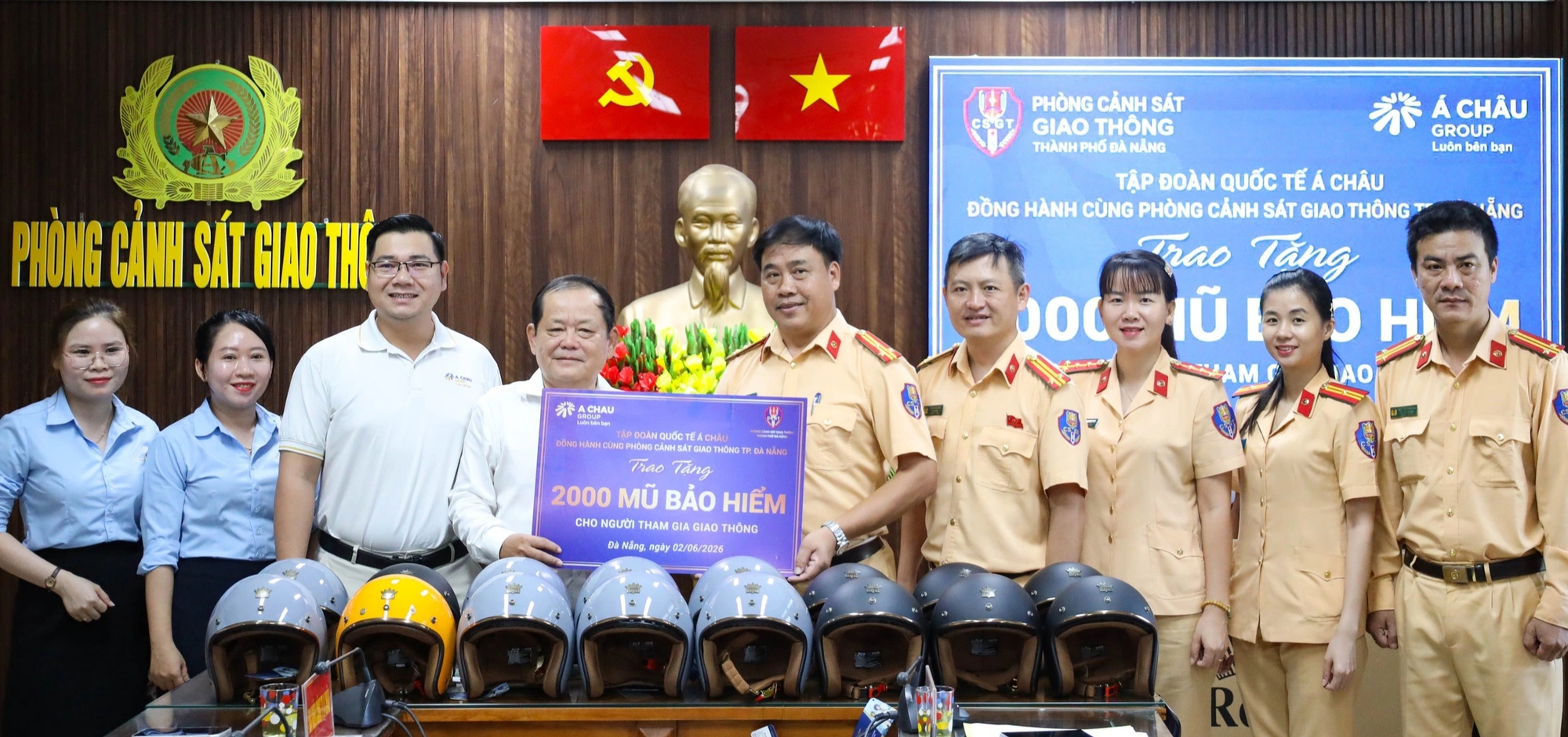 Tưởng bị phạt, người dân Đà Nẵng bất ngờ khi CSGT tặng mũ bảo hiểm