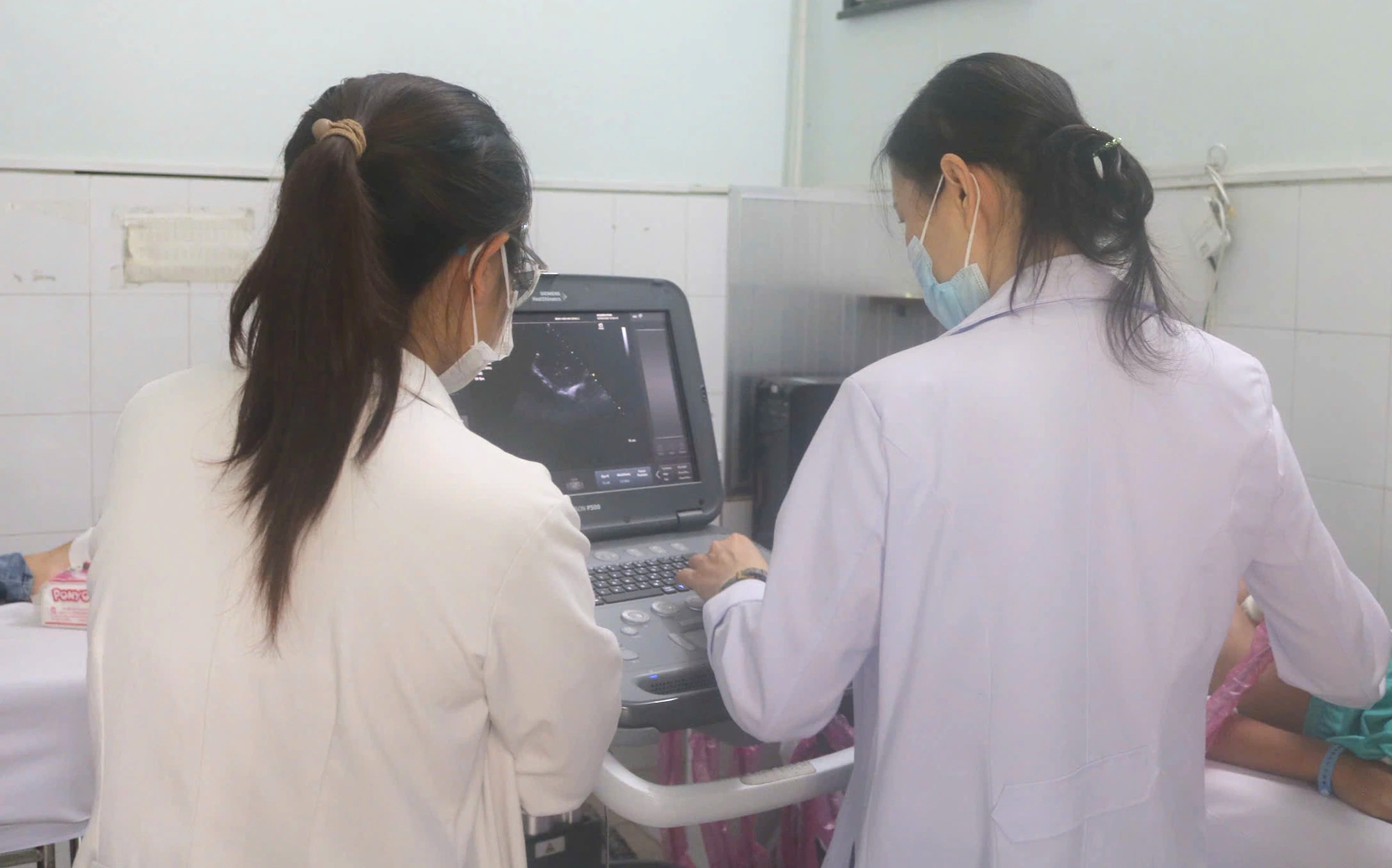 Mổ cấp cứu bé trai suy tim cấp, nguyên nhân ít ai ngờ tới - Ảnh 1.
