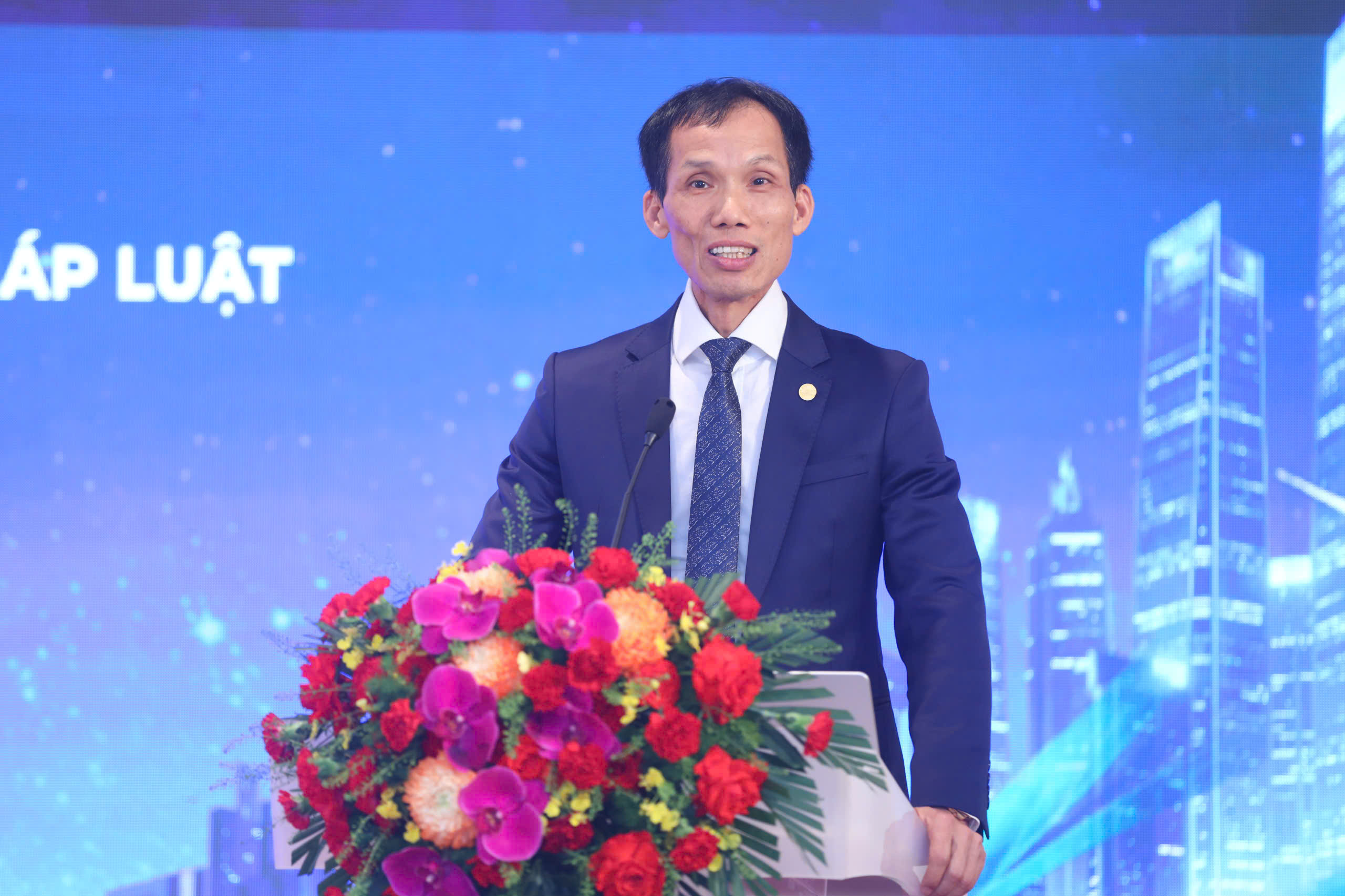 Người dân mất 30 năm thu nhập, không tiêu gì mới mua được nhà - Ảnh 1.