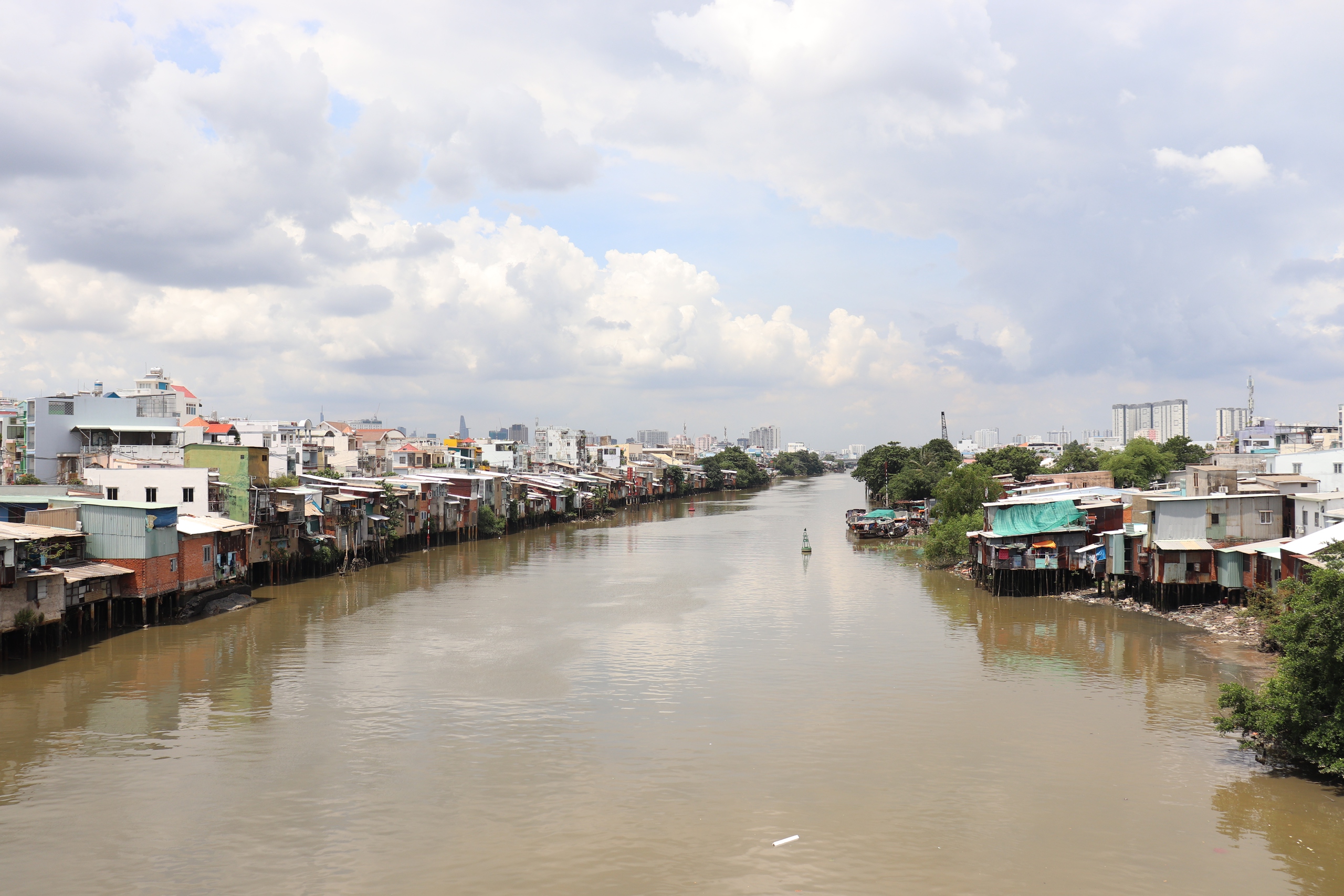 Những mét bờ kè đầu tiên xuất hiện tại bờ Bắc kênh Đôi, người dân nói gì? - Ảnh 2.