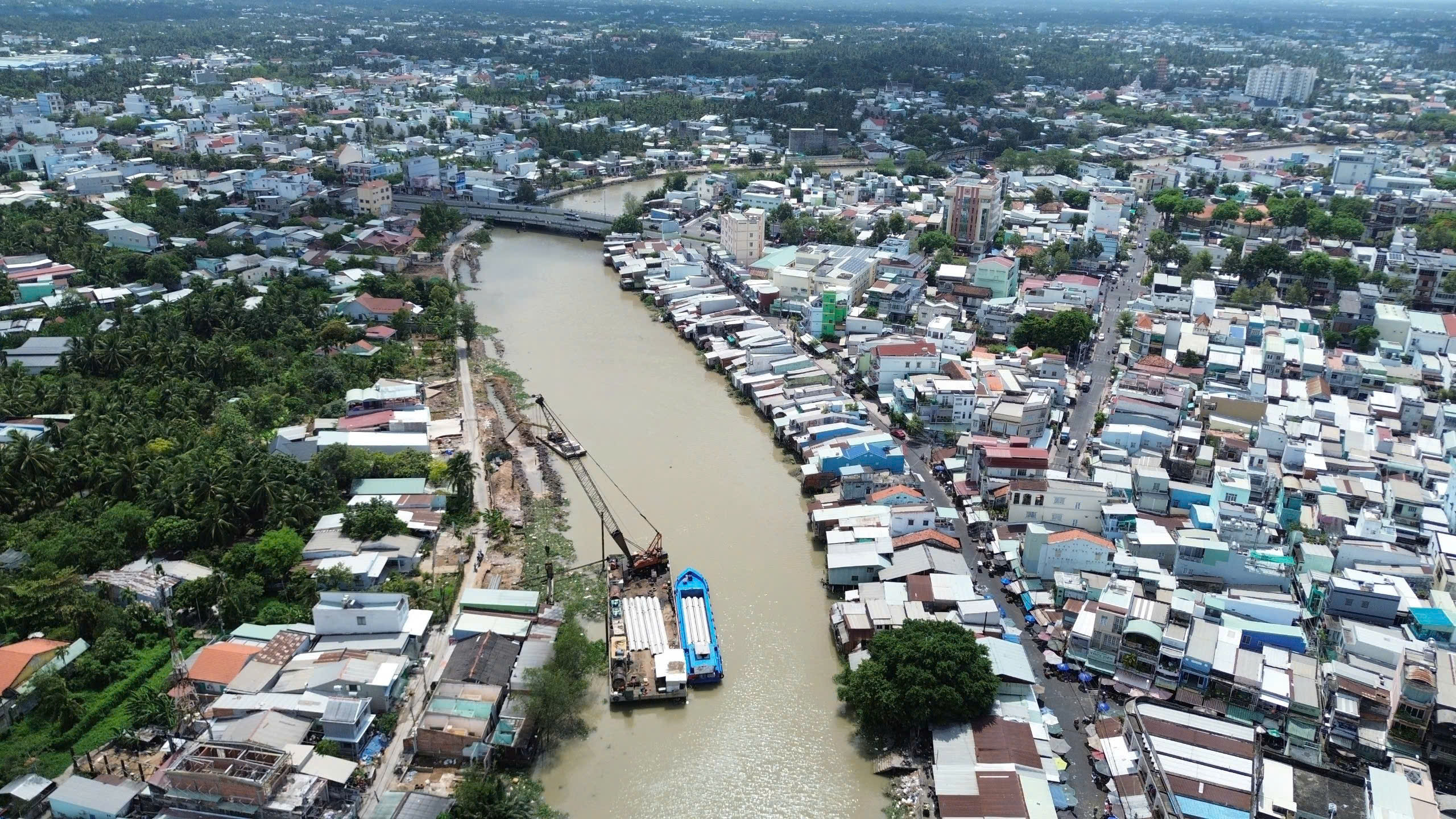 Vướng mặt bằng, đường ngàn tỉ ven sông Bảo Định, Đồng Tháp nhiều đoạn làm 'cầm chừng'- Ảnh 1. Vướng mặt bằng, đường ngàn tỉ ven sông Bảo Định, Đồng Tháp nhiều đoạn làm 'cầm chừng'- Ảnh 1.