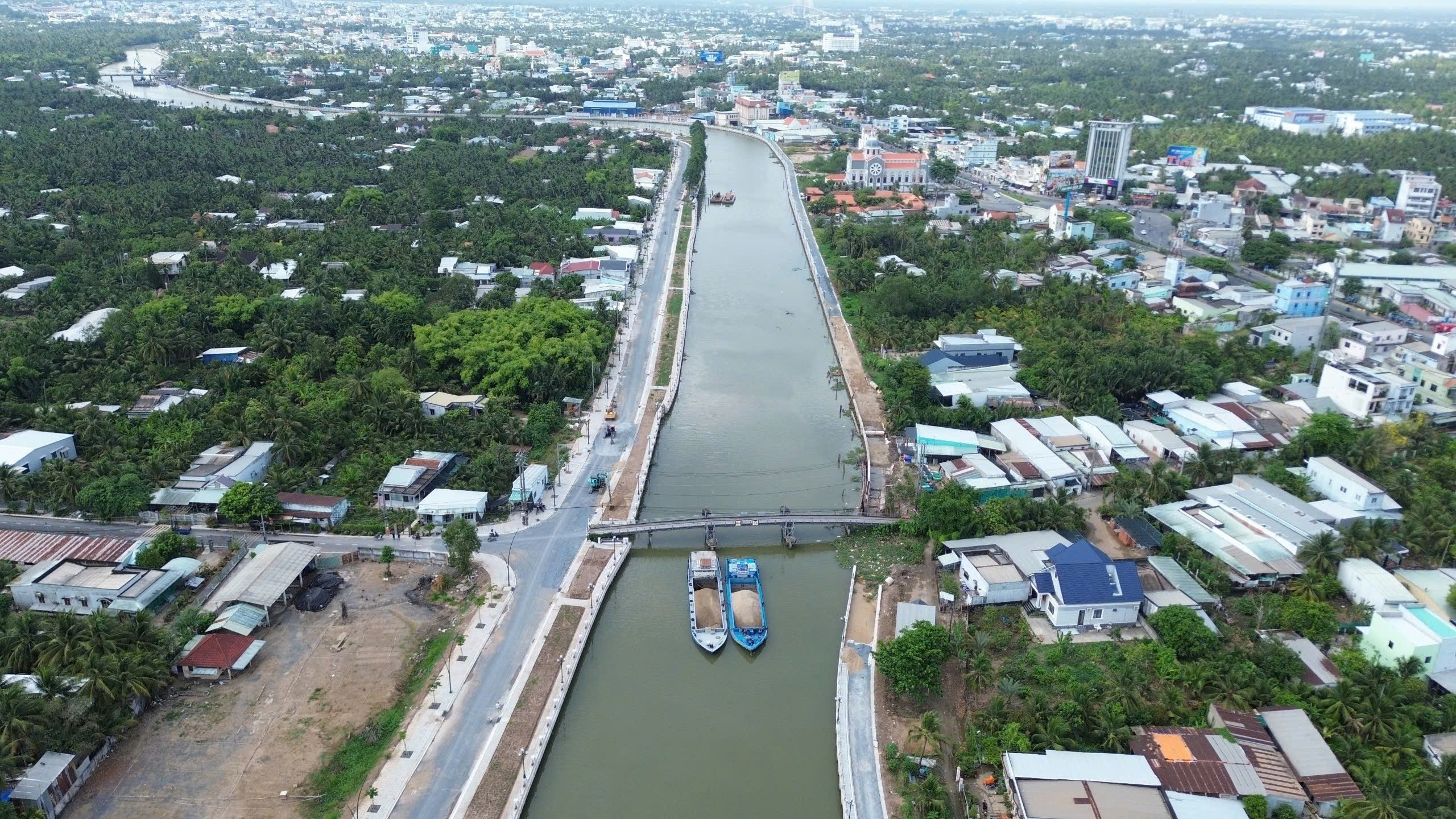 Vướng mặt bằng, đường ngàn tỉ ven sông Bảo Định, Đồng Tháp nhiều đoạn làm 'cầm chừng'- Ảnh 2. Vướng mặt bằng, đường ngàn tỉ ven sông Bảo Định, Đồng Tháp nhiều đoạn làm 'cầm chừng'- Ảnh 2.