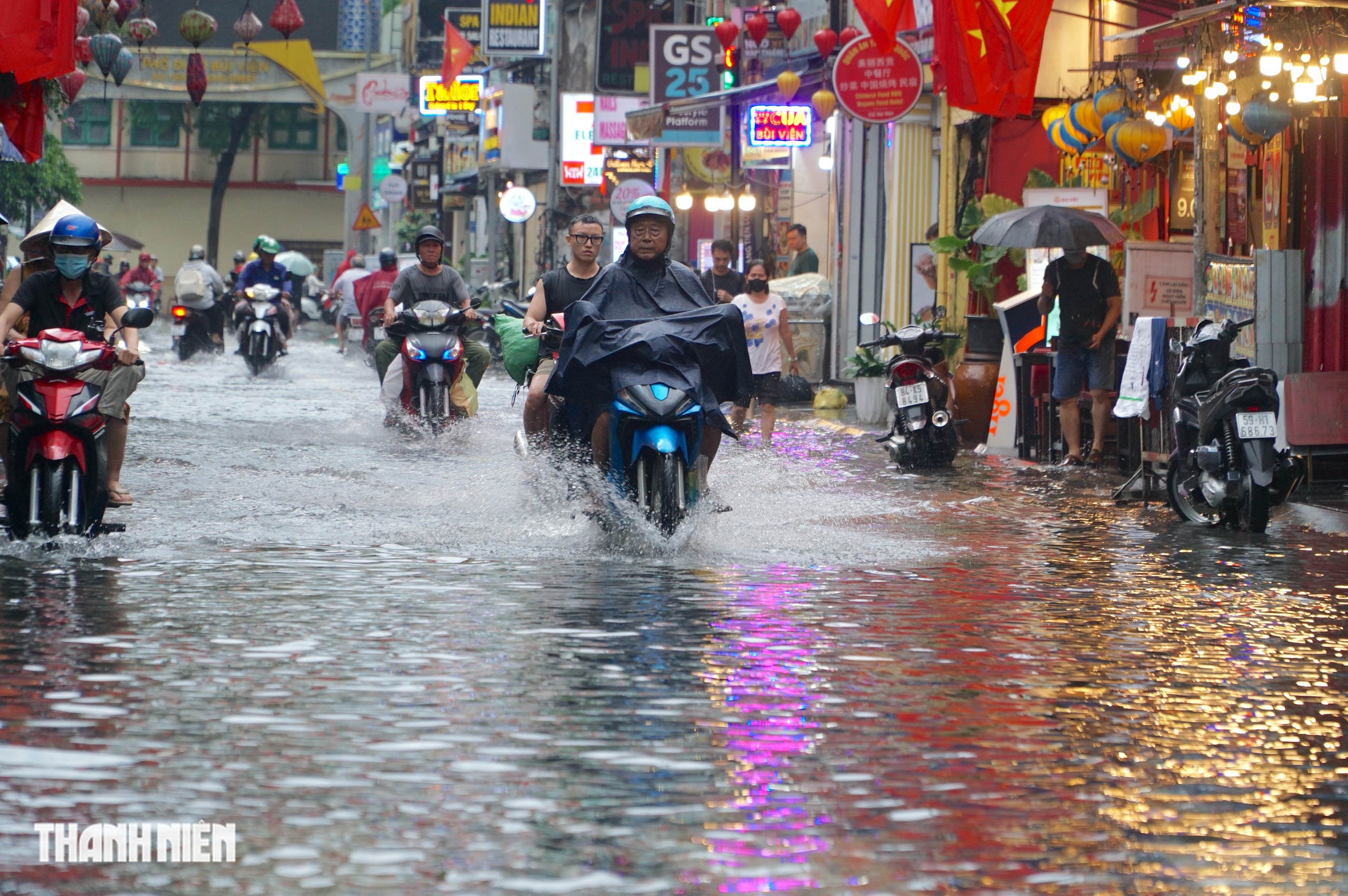 Mưa lớn ở TP.HCM: Phố Tây Bùi Viện ngập lênh láng - Ảnh 2.