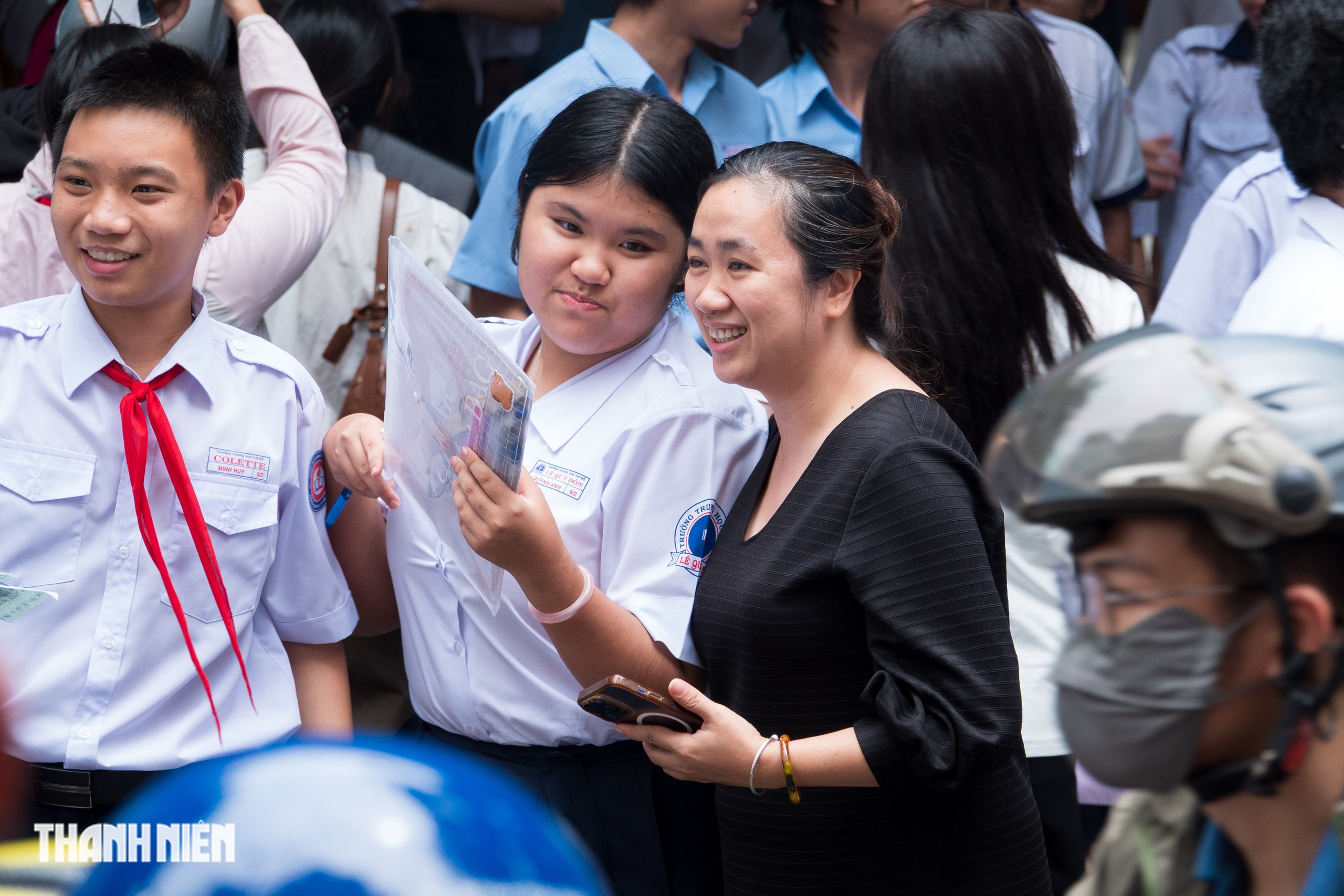 Phụ huynh TP.HCM 'đội nắng', 'hứng mưa', chờ đón con thi lớp 10 đến tối - Ảnh 9.