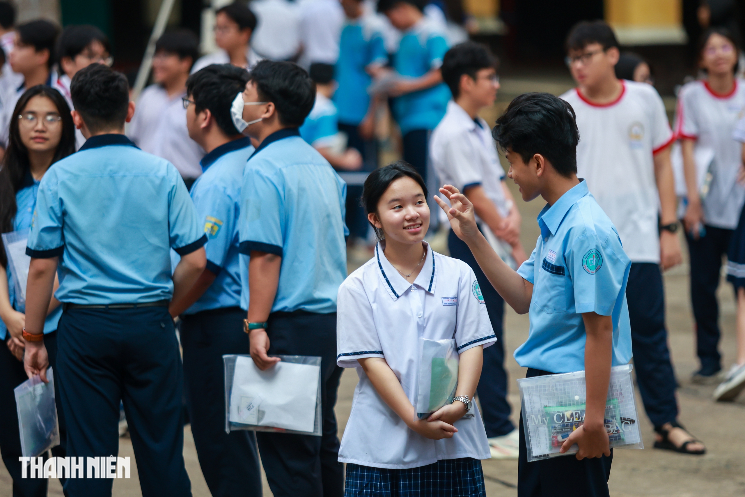 Nụ cười và nước mắt của sĩ tử TP.HCM sau môn Toán tuyển sinh lớp 10 - Ảnh 4.