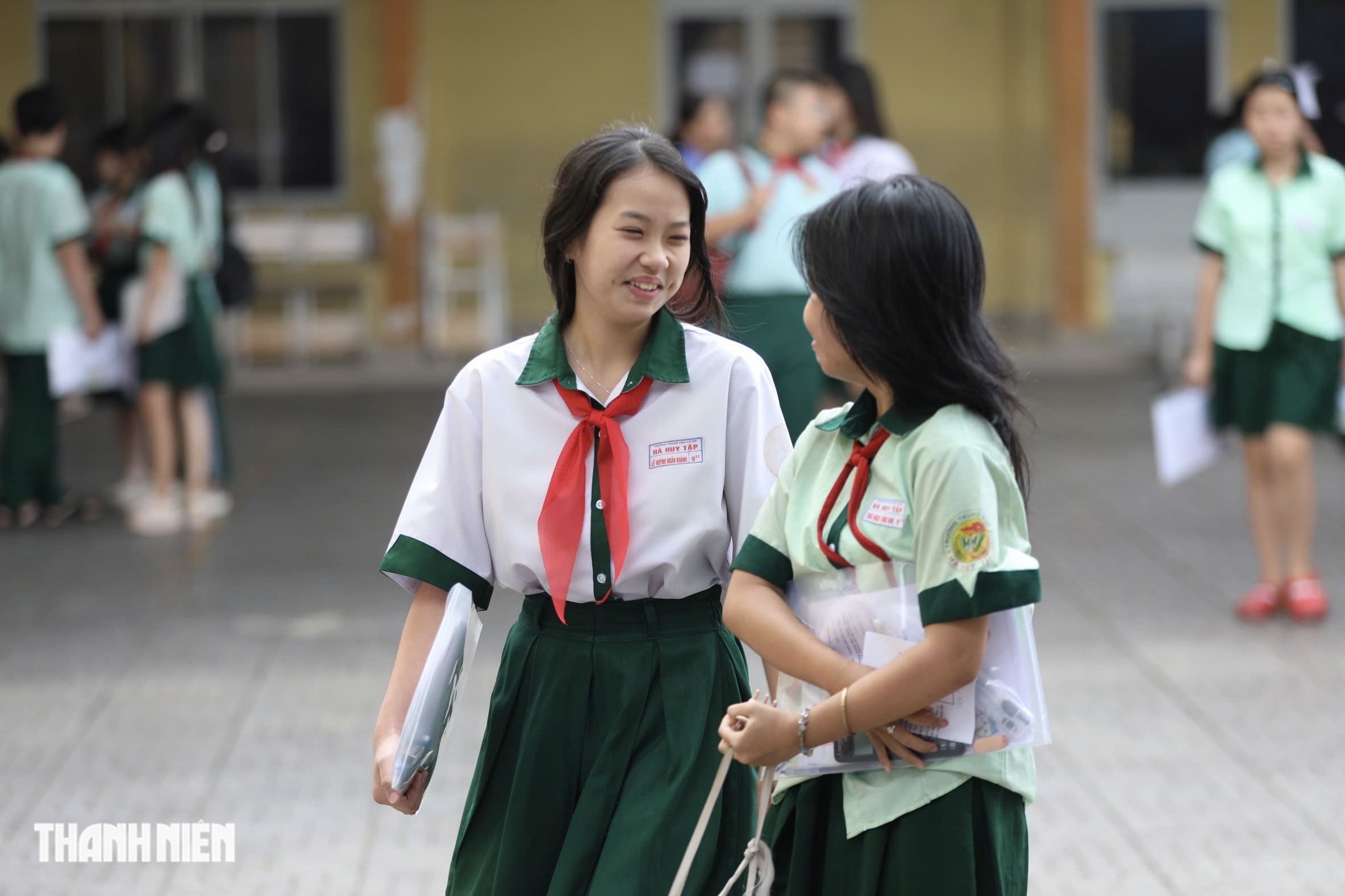 Nụ cười và nước mắt của sĩ tử TP.HCM sau môn Toán tuyển sinh lớp 10 - Ảnh 15.