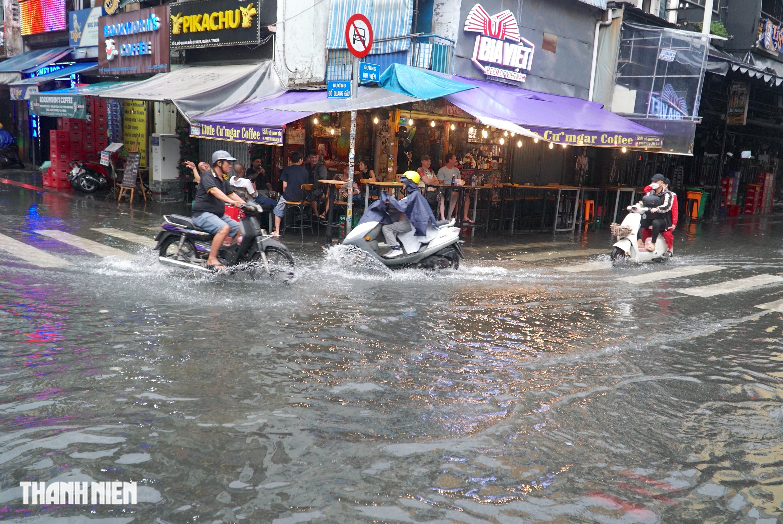 Mưa lớn ở TP.HCM: Phố Tây Bùi Viện ngập lênh láng - Ảnh 4.