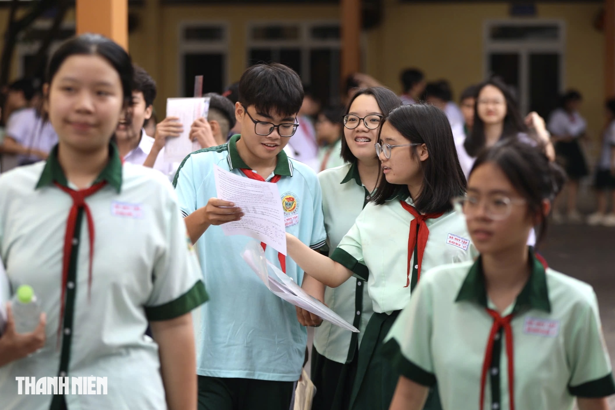 Nụ cười và nước mắt của sĩ tử TP.HCM sau môn Toán tuyển sinh lớp 10 - Ảnh 16.