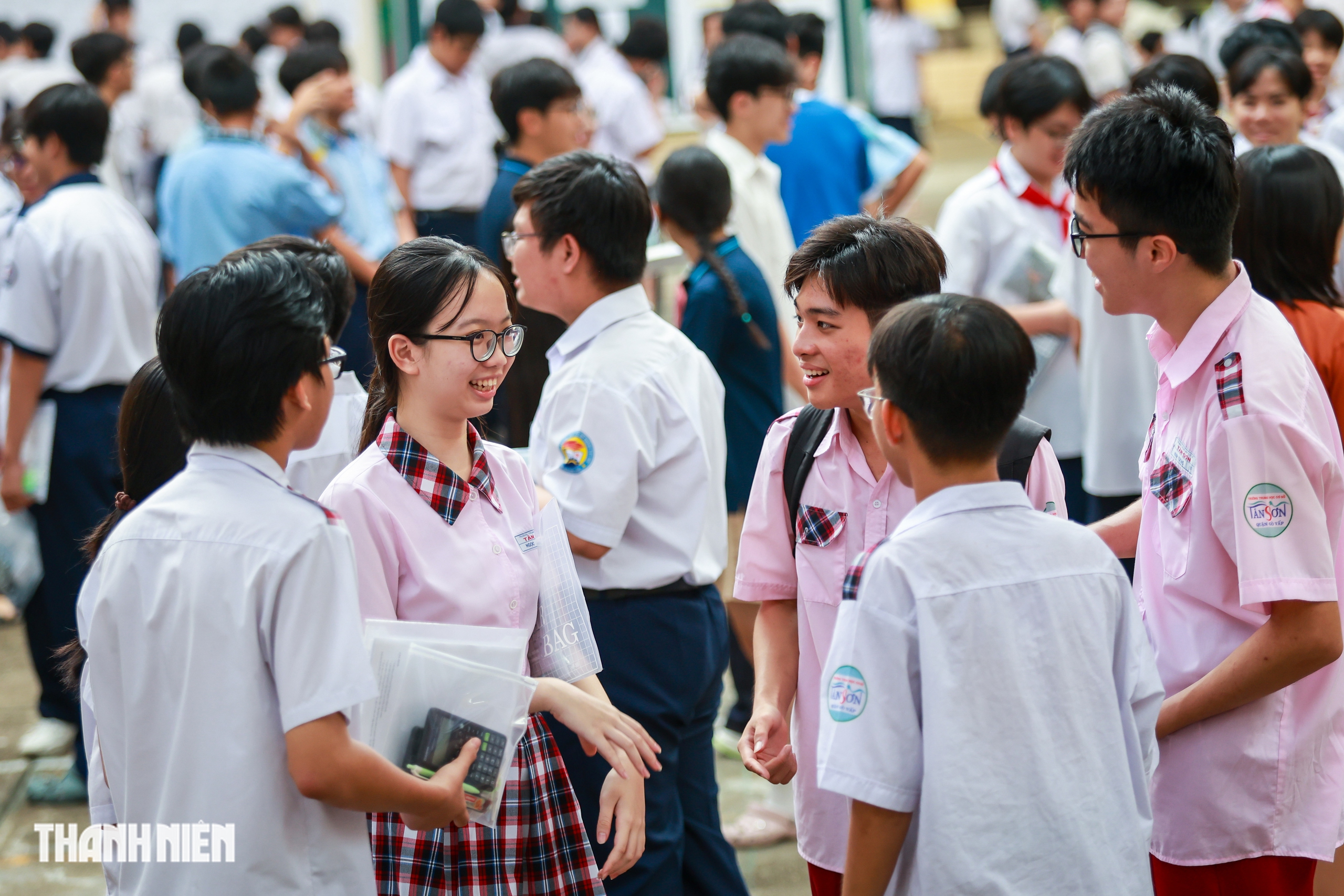 Nụ cười và nước mắt của sĩ tử TP.HCM sau môn Toán tuyển sinh lớp 10 - Ảnh 3.