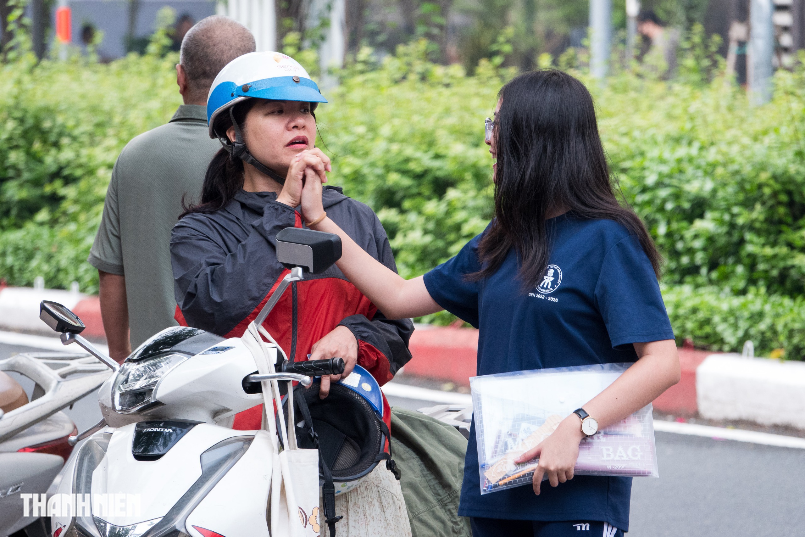 Phụ huynh TP.HCM 'đội nắng', 'hứng mưa', chờ đón con thi lớp 10 đến tối - Ảnh 5.