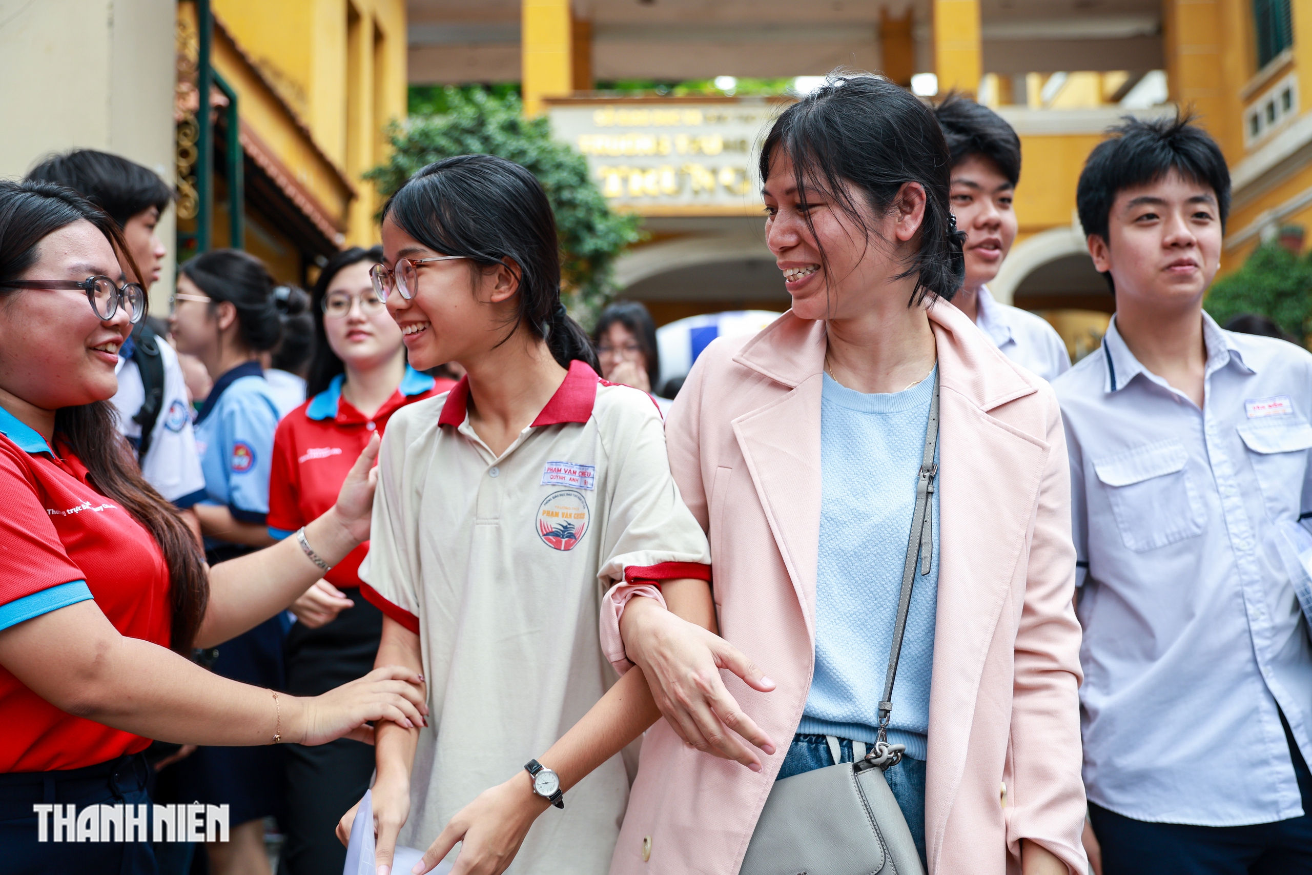 Nụ cười và nước mắt của sĩ tử TP.HCM sau môn Toán tuyển sinh lớp 10 - Ảnh 10.