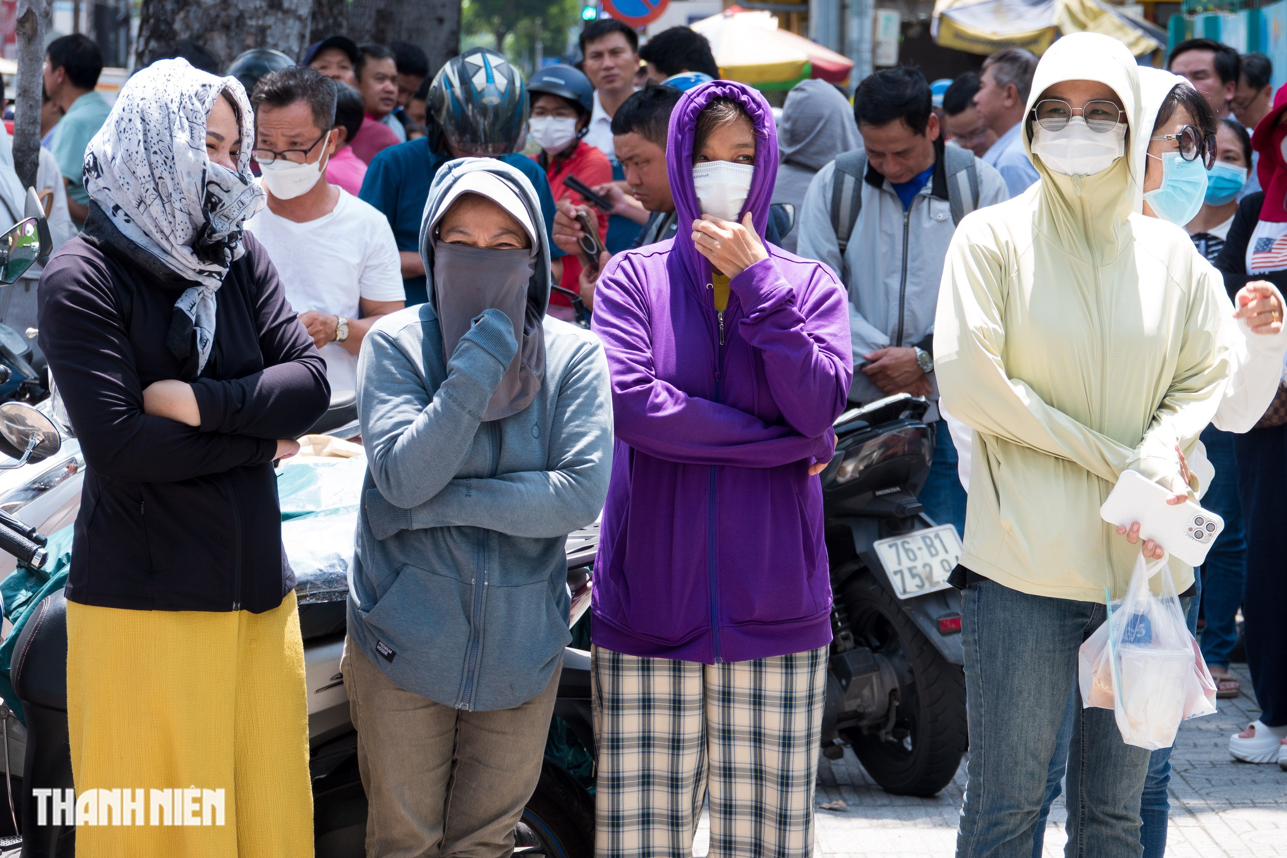 Phụ huynh TP.HCM 'đội nắng', 'hứng mưa', chờ đón con thi lớp 10 đến tối - Ảnh 2.