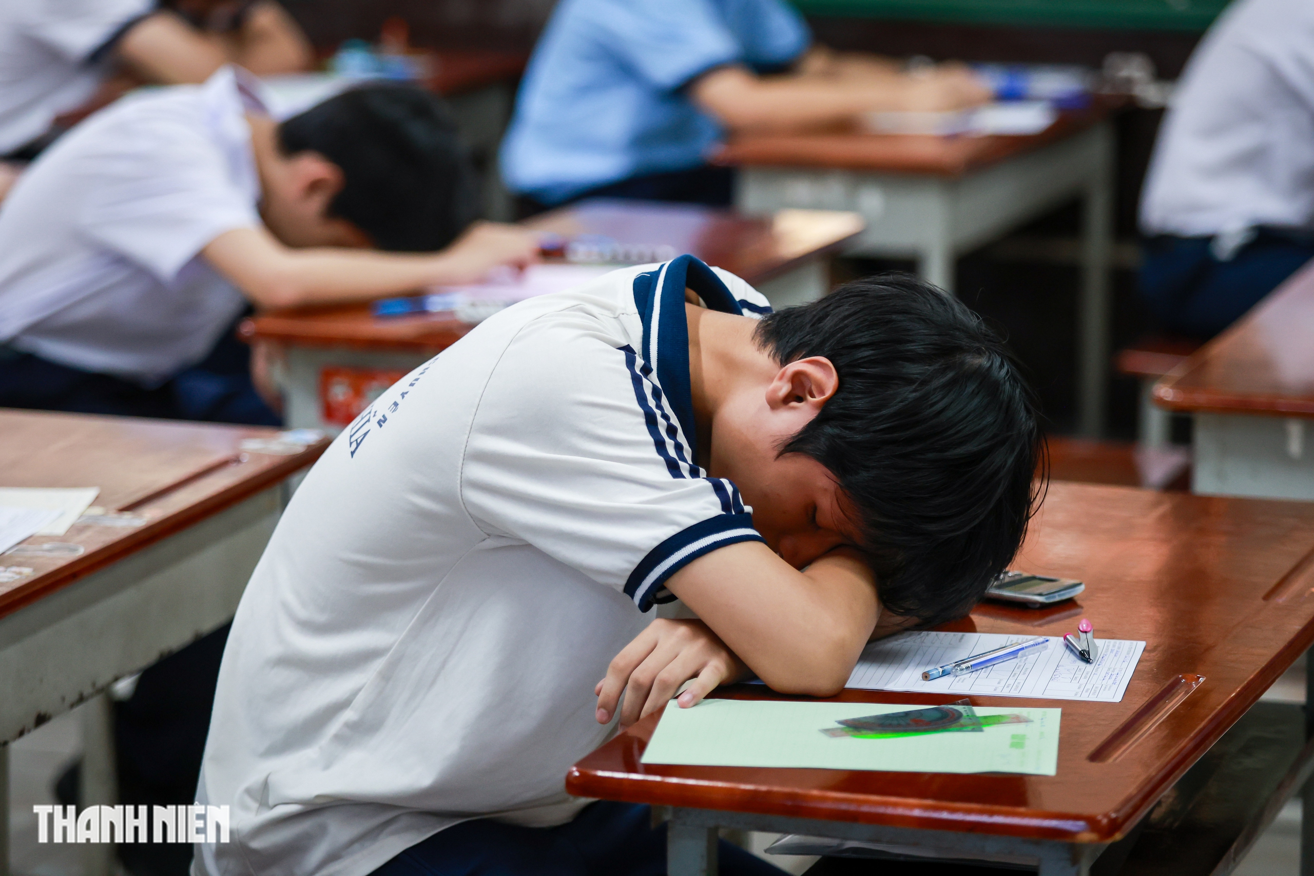 Nụ cười và nước mắt của sĩ tử TP.HCM sau môn Toán tuyển sinh lớp 10 - Ảnh 8.