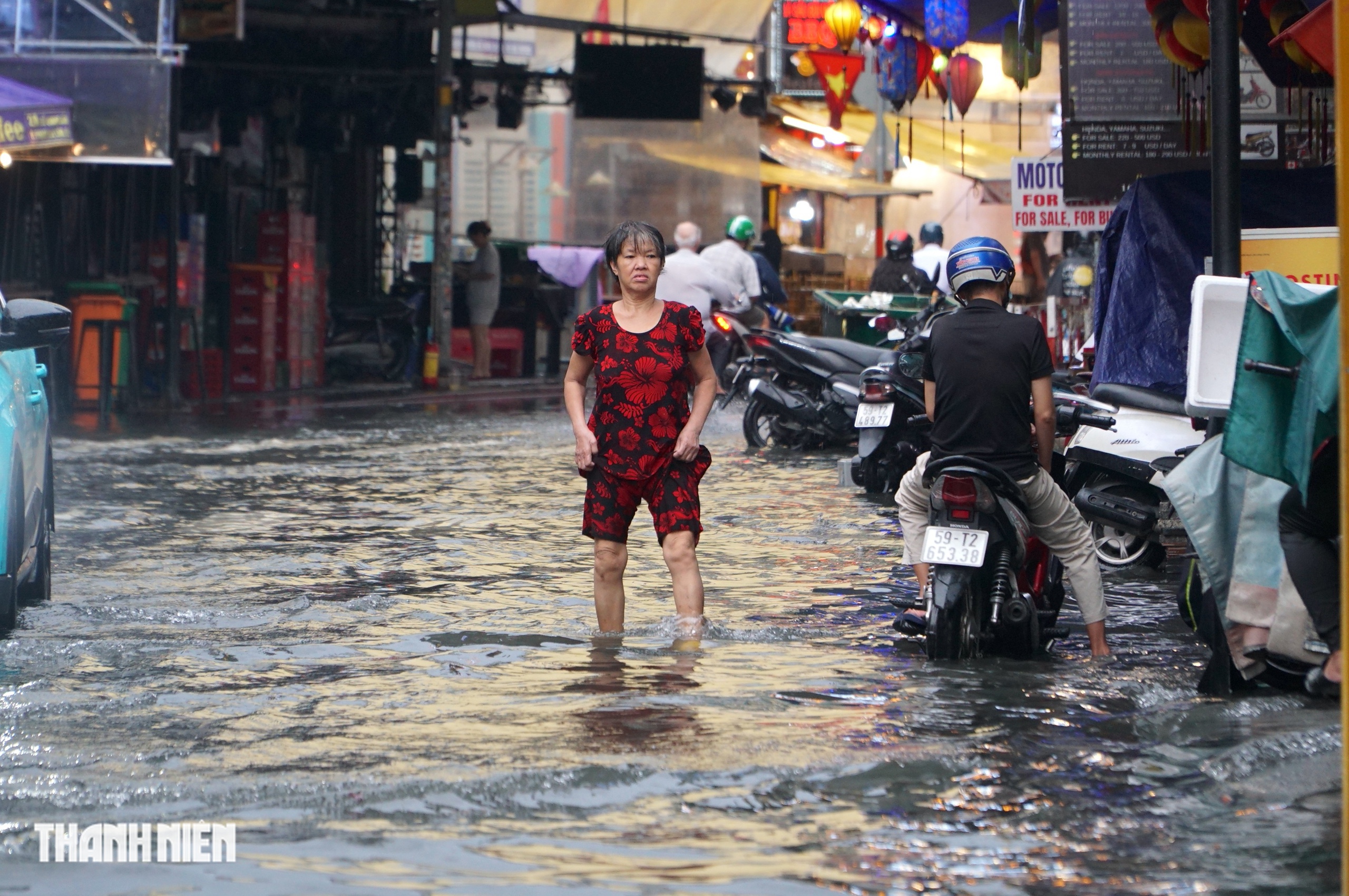 Mưa lớn ở TP.HCM: Phố Tây Bùi Viện ngập lênh láng - Ảnh 5.