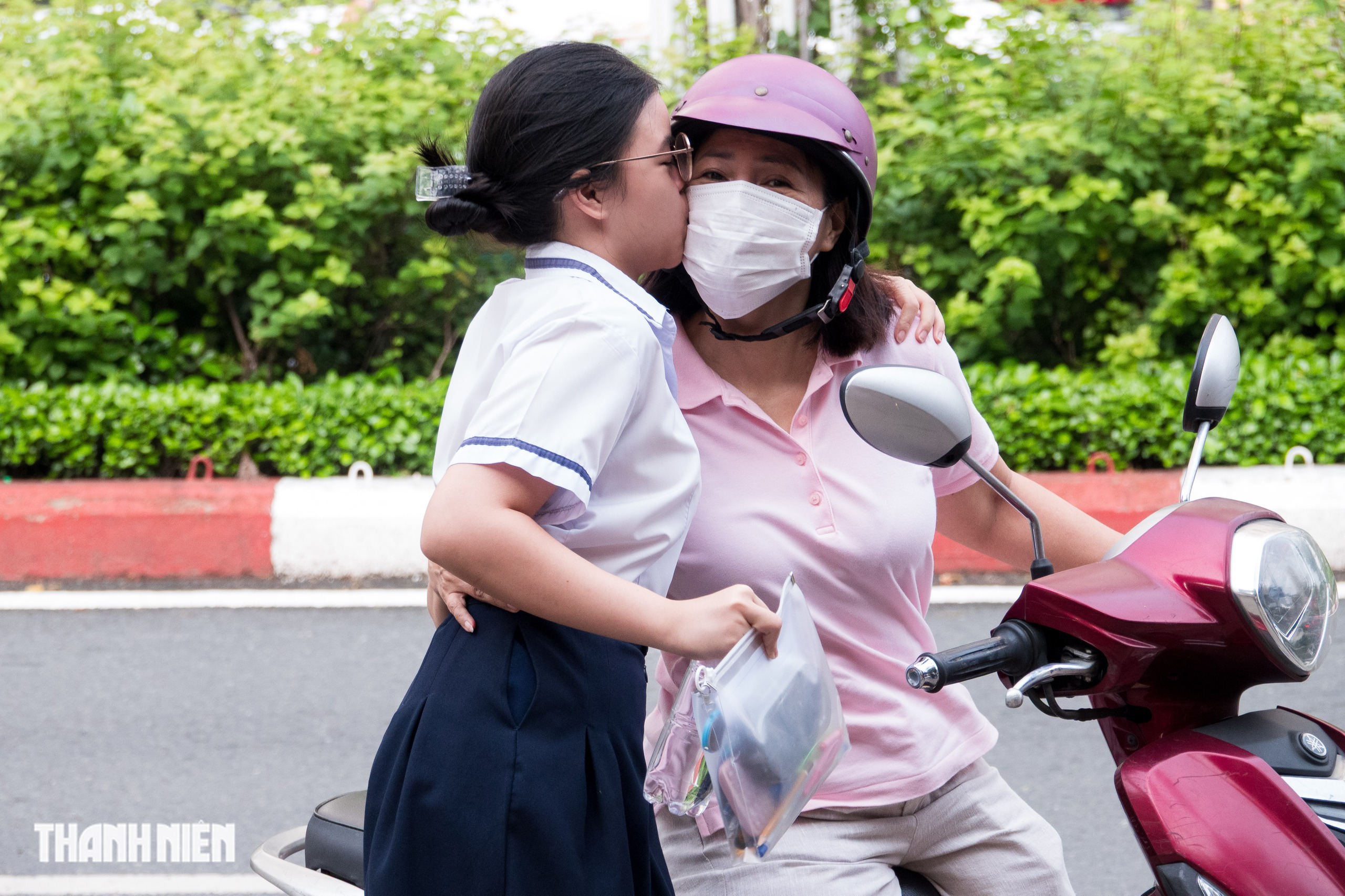 Phụ huynh TP.HCM 'đội nắng', 'hứng mưa', chờ đón con thi lớp 10 đến tối - Ảnh 7.