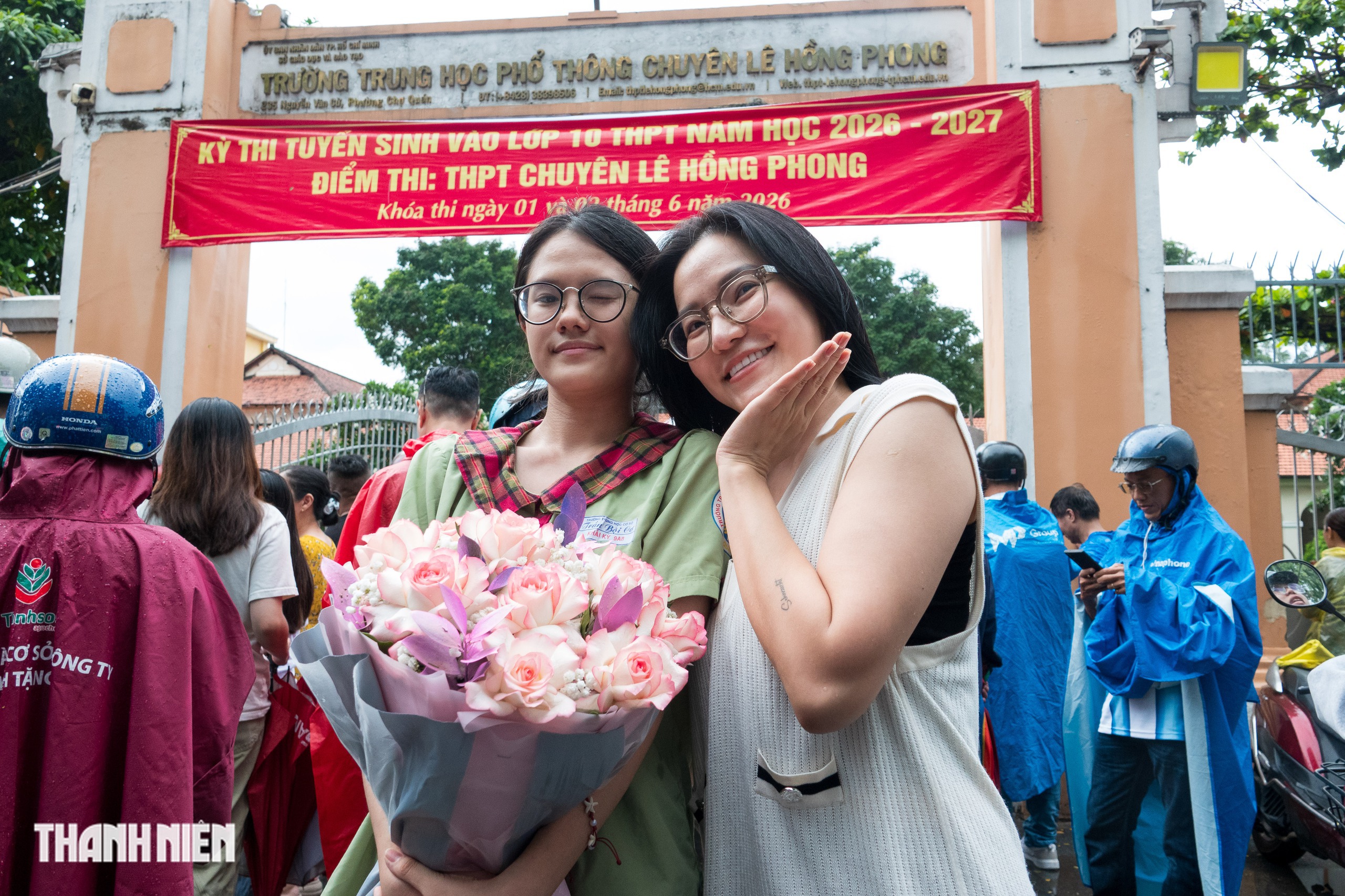 Phụ huynh TP.HCM 'đội nắng', 'hứng mưa', chờ đón con thi lớp 10 đến tối - Ảnh 14.