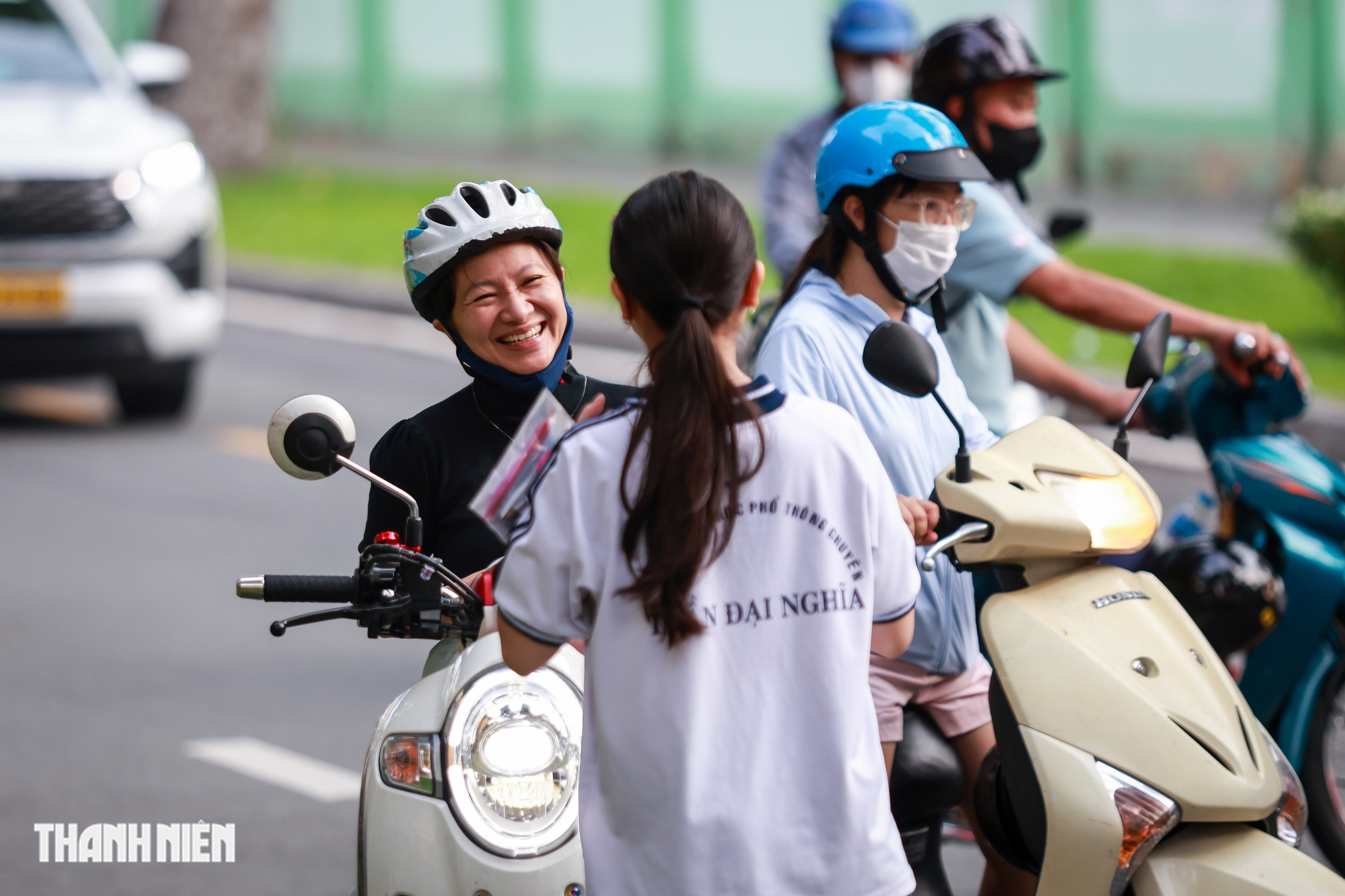 Nụ cười và nước mắt của sĩ tử TP.HCM sau môn Toán tuyển sinh lớp 10 - Ảnh 13.