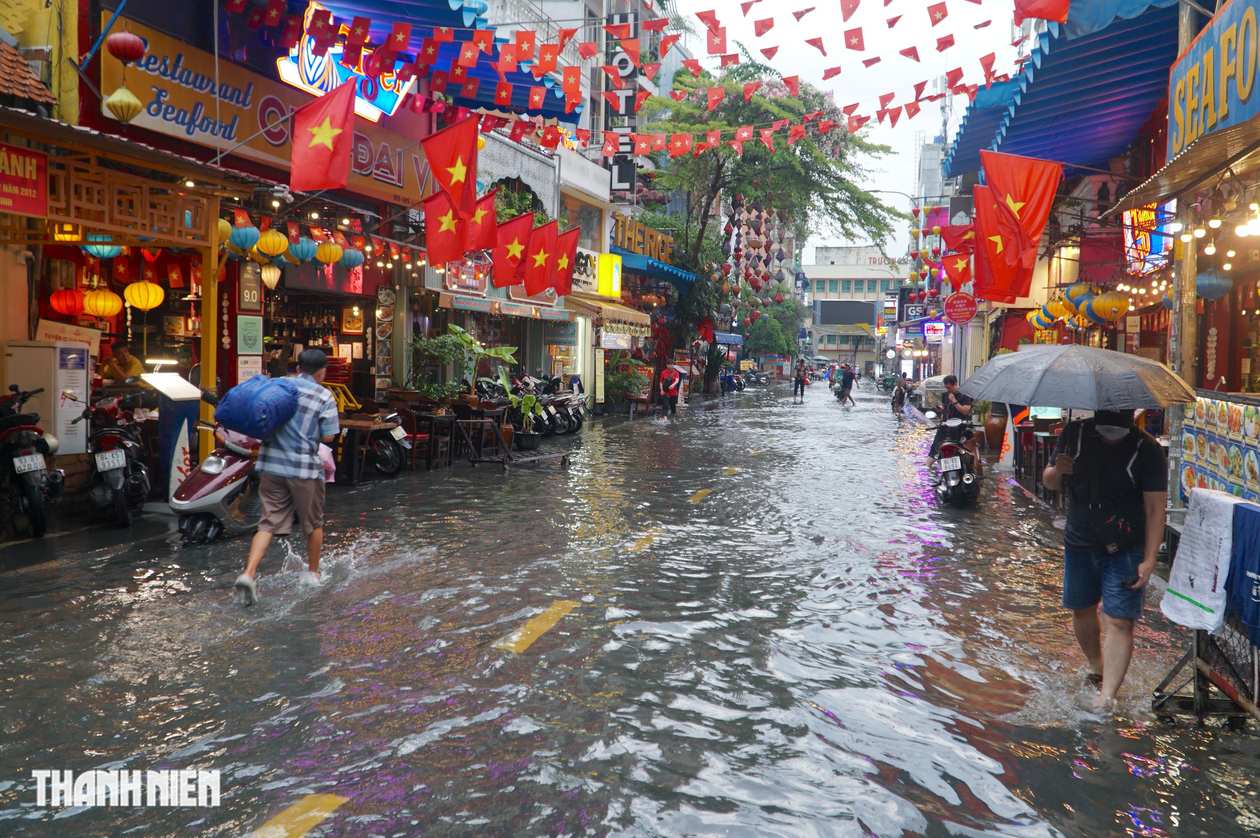 Mưa lớn ở TP.HCM: Phố Tây Bùi Viện ngập lênh láng - Ảnh 1.