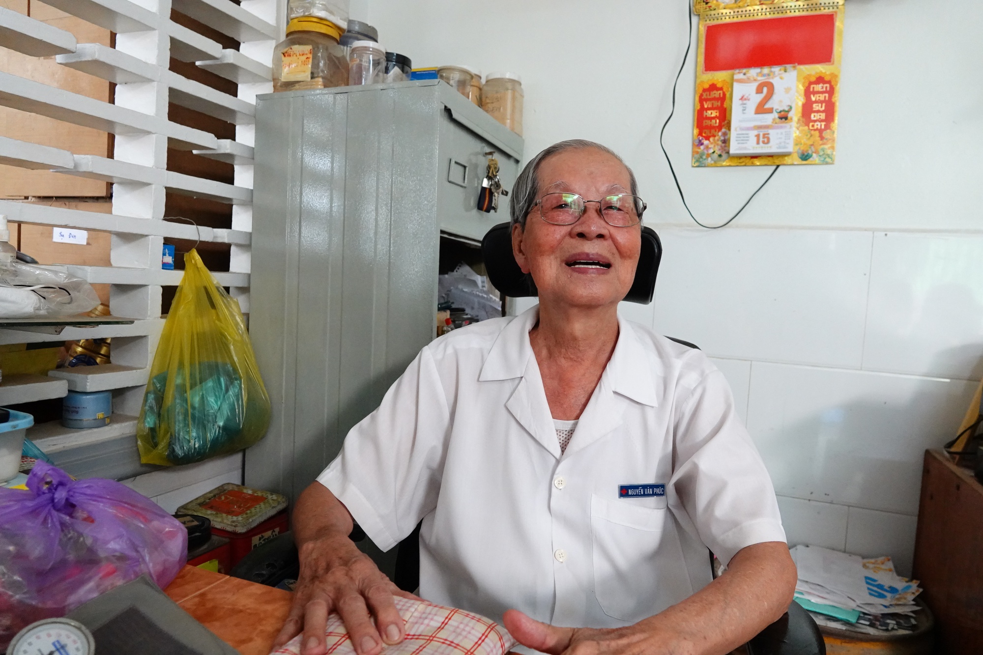 Chuyện tử tế: Hơn 30 năm chữa bệnh miễn phí- Ảnh 1. Chuyện tử tế: Hơn 30 năm chữa bệnh miễn phí- Ảnh 1.