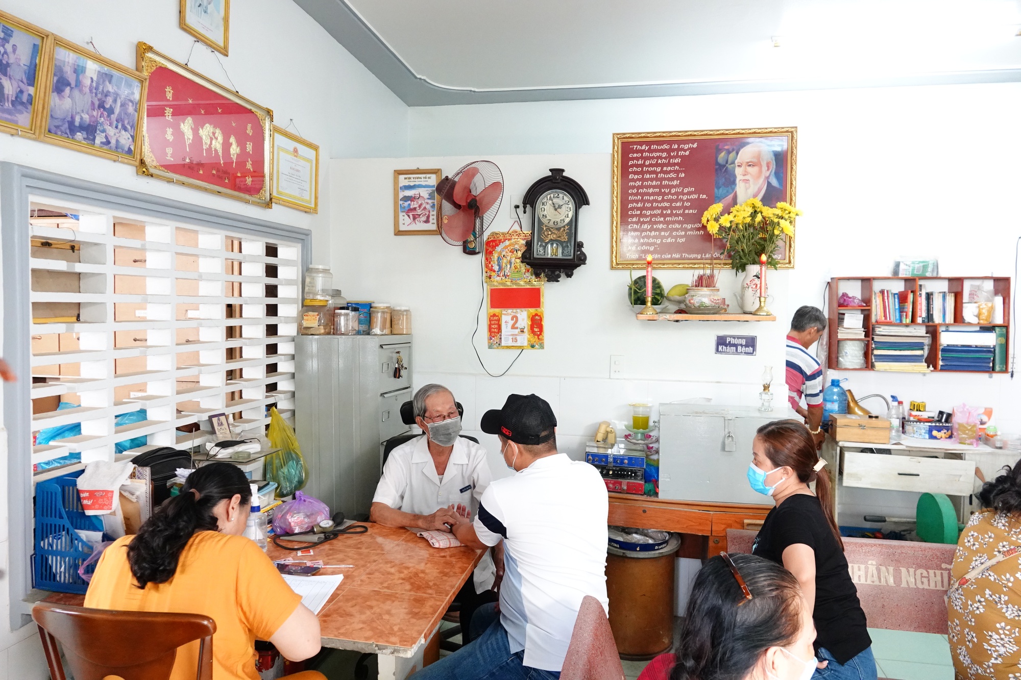 Chuyện tử tế: Hơn 30 năm chữa bệnh miễn phí- Ảnh 2. Chuyện tử tế: Hơn 30 năm chữa bệnh miễn phí- Ảnh 2.