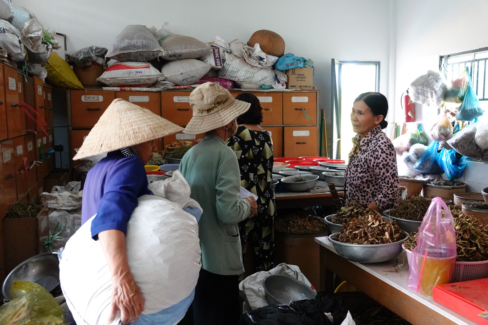 Chuyện tử tế: Hơn 30 năm chữa bệnh miễn phí- Ảnh 3. Chuyện tử tế: Hơn 30 năm chữa bệnh miễn phí- Ảnh 3.