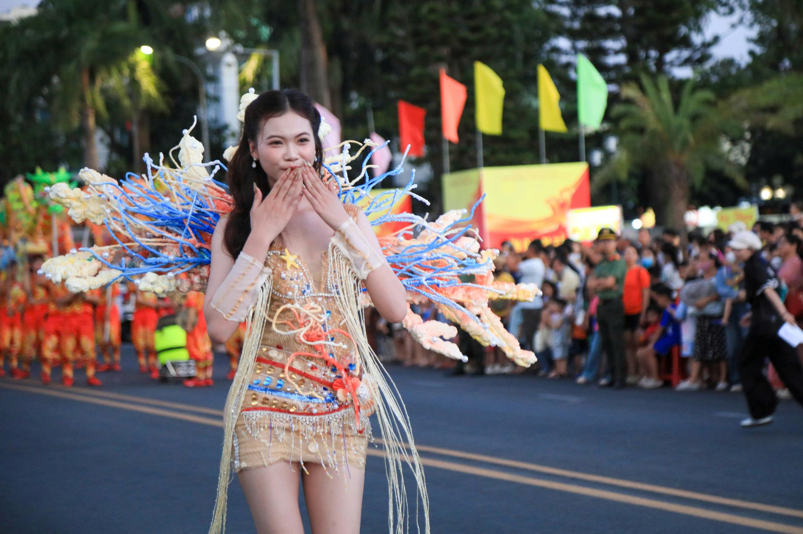 Hàng ngàn người hòa mình vào lễ hội sắc màu biển đảo Quảng Ngãi- Ảnh 7. Hàng ngàn người hòa mình vào lễ hội sắc màu biển đảo Quảng Ngãi- Ảnh 7.