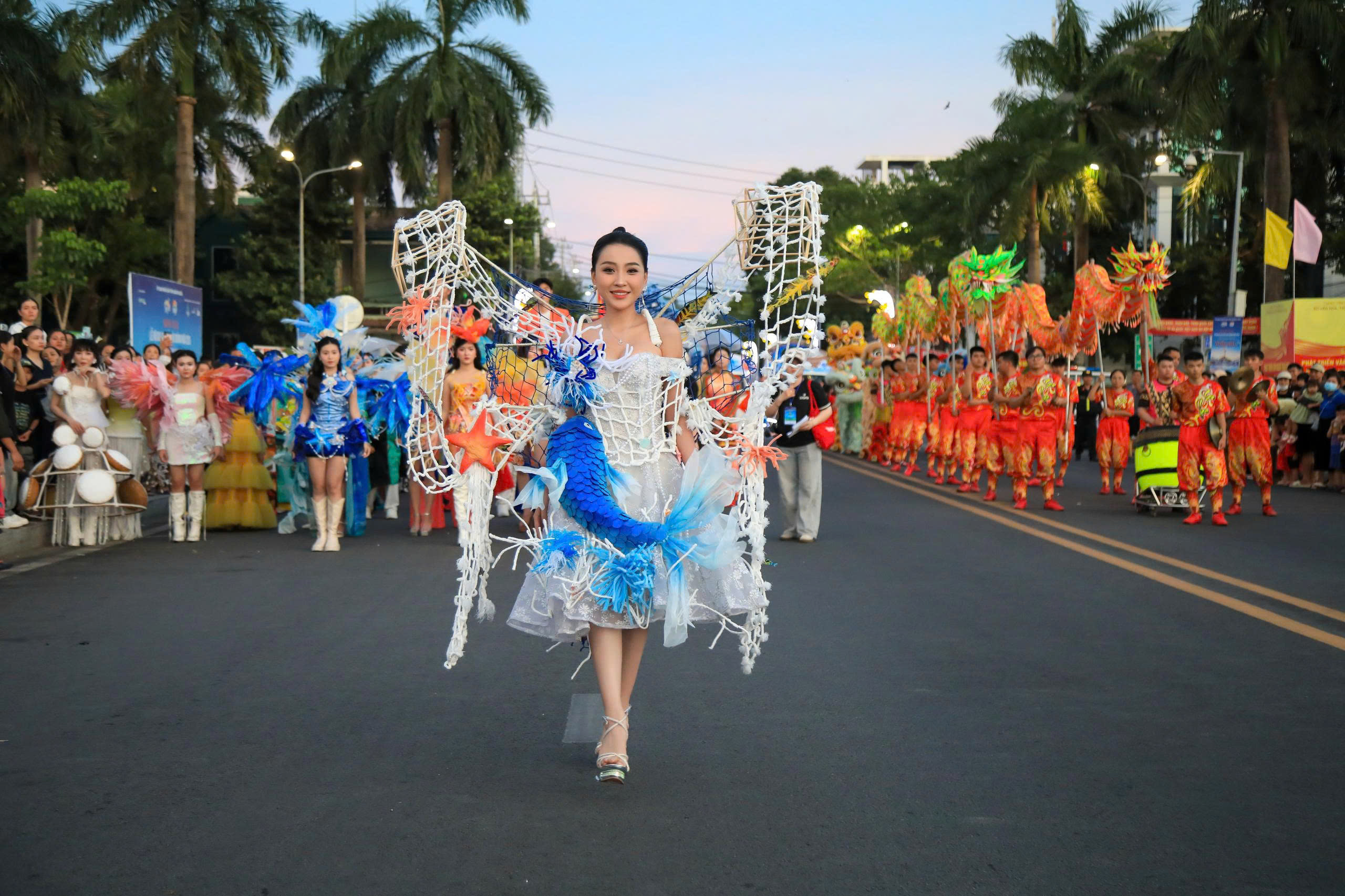 Hàng ngàn người hòa mình vào lễ hội sắc màu biển đảo Quảng Ngãi- Ảnh 3. Hàng ngàn người hòa mình vào lễ hội sắc màu biển đảo Quảng Ngãi- Ảnh 3.
