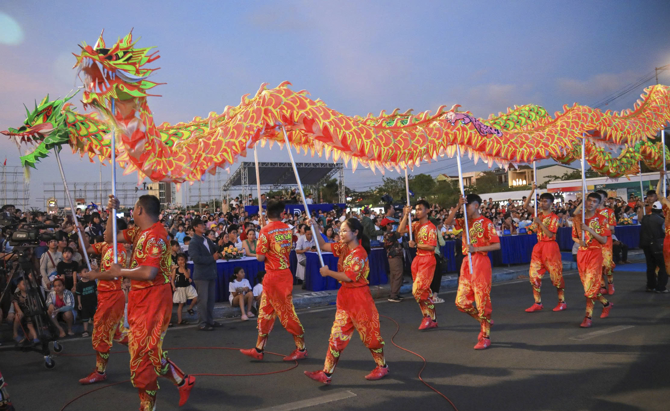 Hàng ngàn người hòa mình vào lễ hội sắc màu biển đảo Quảng Ngãi- Ảnh 9. Hàng ngàn người hòa mình vào lễ hội sắc màu biển đảo Quảng Ngãi- Ảnh 9.